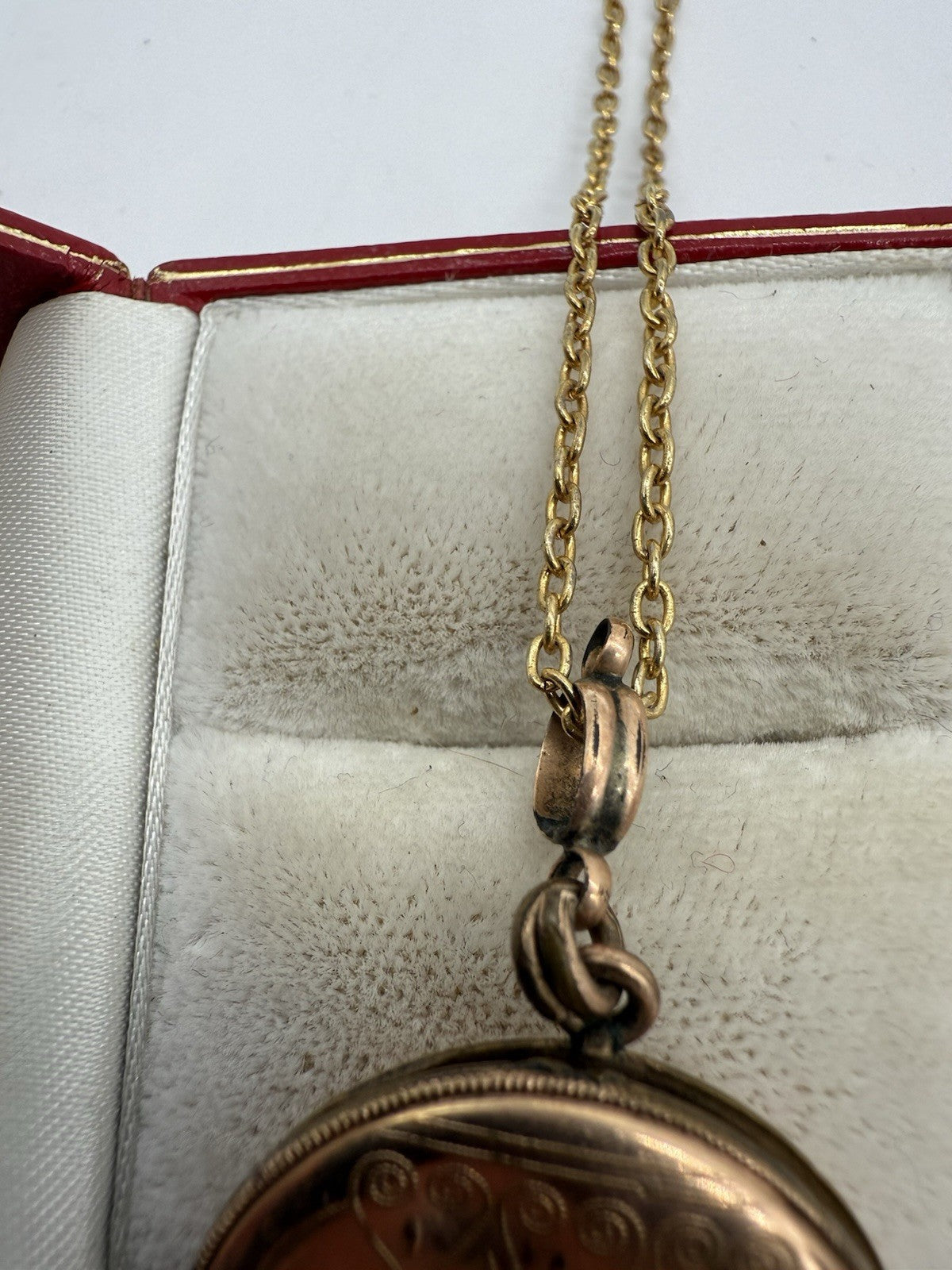 ANTIKES ROLLED GOLD MEDAILLON ART DECO MIT KETTE