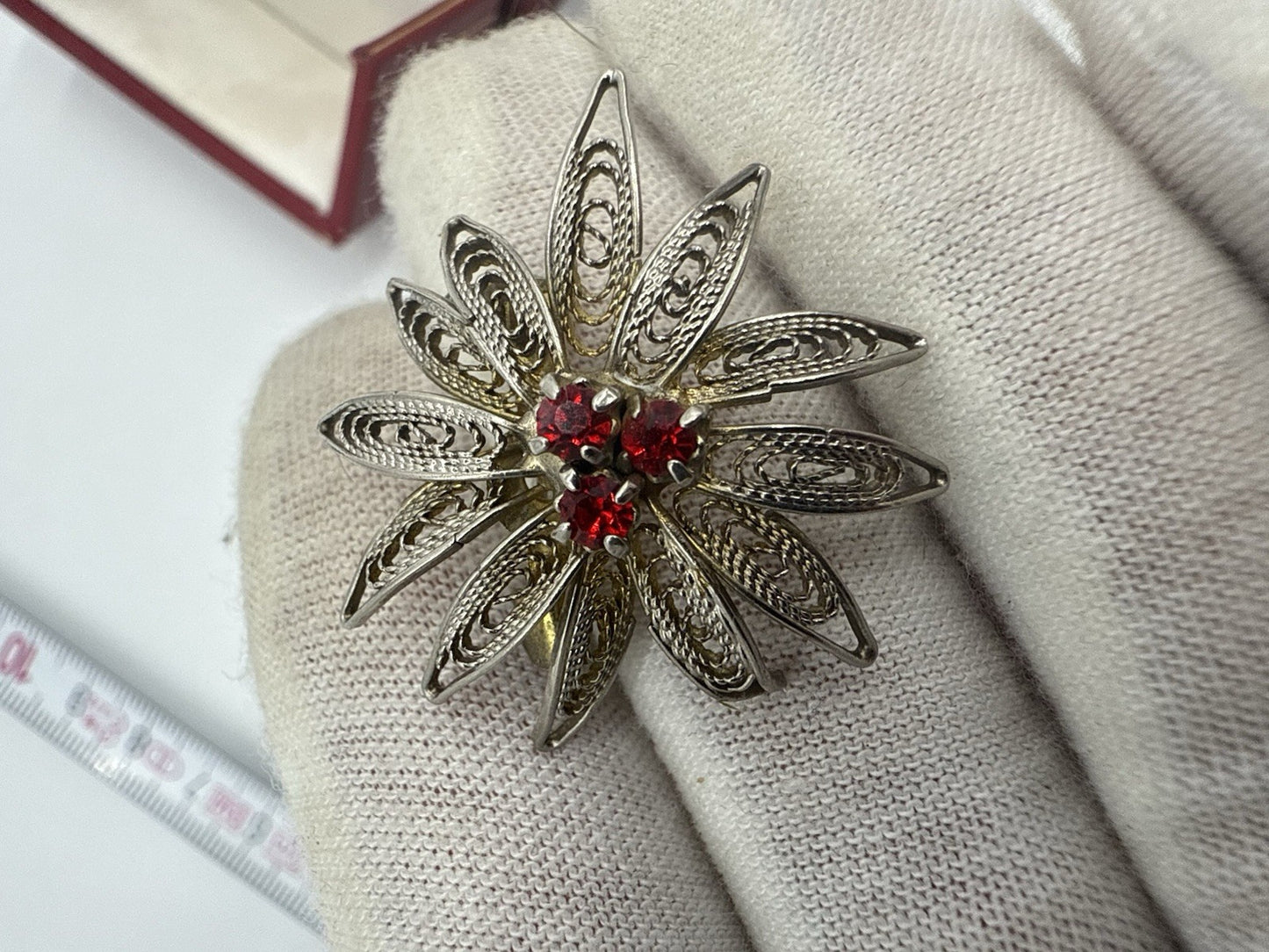 VINTAGE FILIGRANE VERSILBERTE BROSCHE MIT GRANATSTEINE