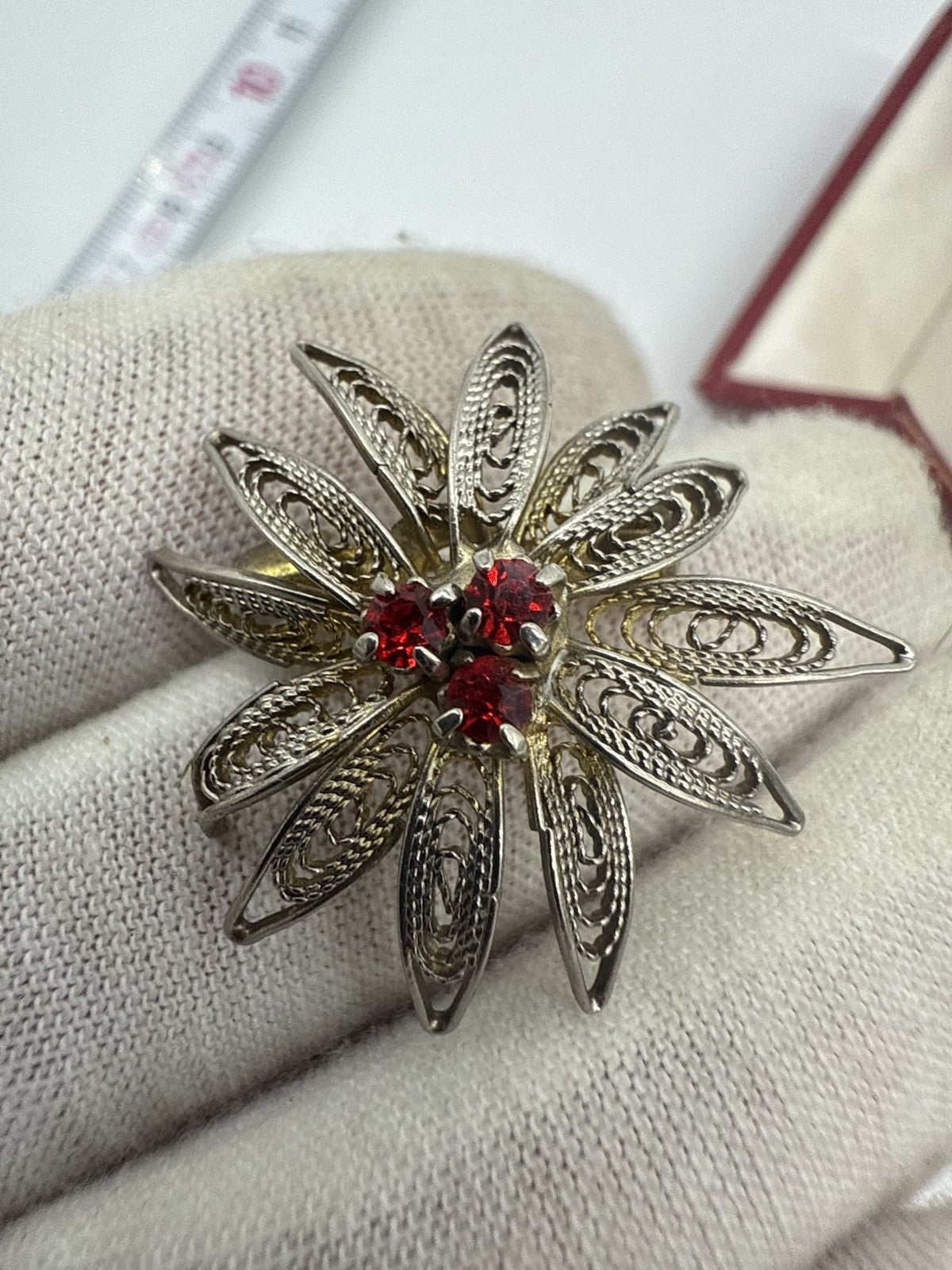 VINTAGE FILIGRANE VERSILBERTE BROSCHE MIT GRANATSTEINE