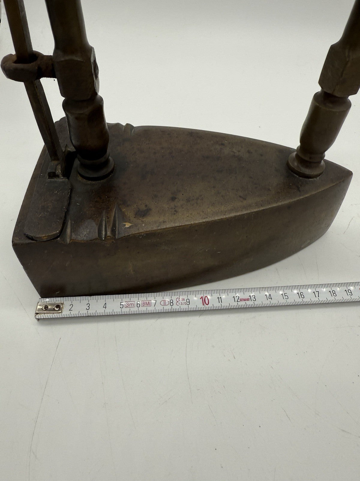 ANTIKES BÜGELEISEN AUS MASSIVEM MESSING MIT HOLZGRIFF