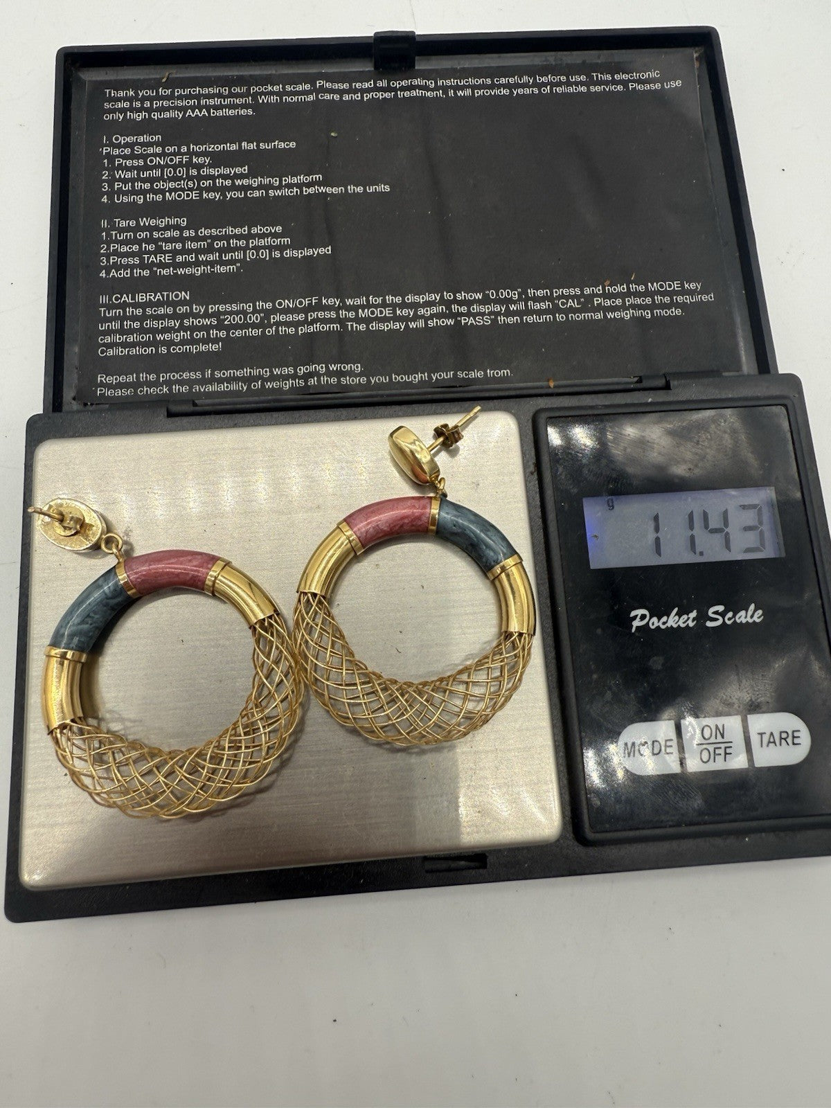 DESIGN-CREOLEN AUS 750 GOLD (18K) EMAILLE & GOLDGEFLECHT