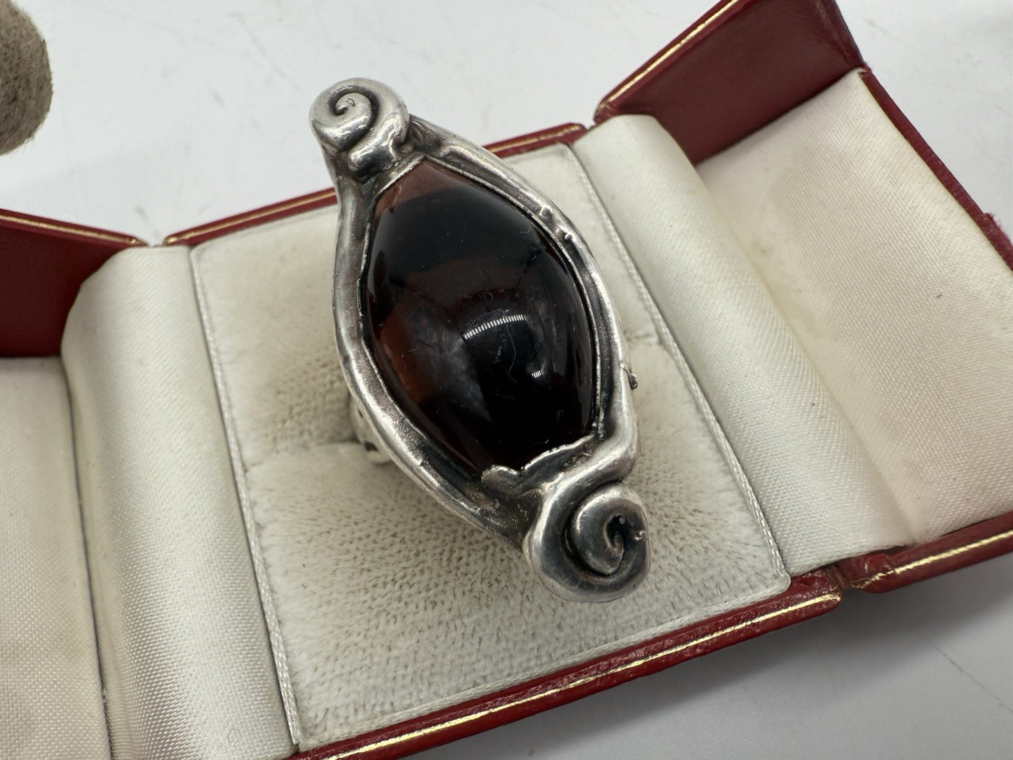 VINTAGE 925 SILBER RING GOTHIC STIL MIT GROßEM DUNKELROTEN STEIN GR.56