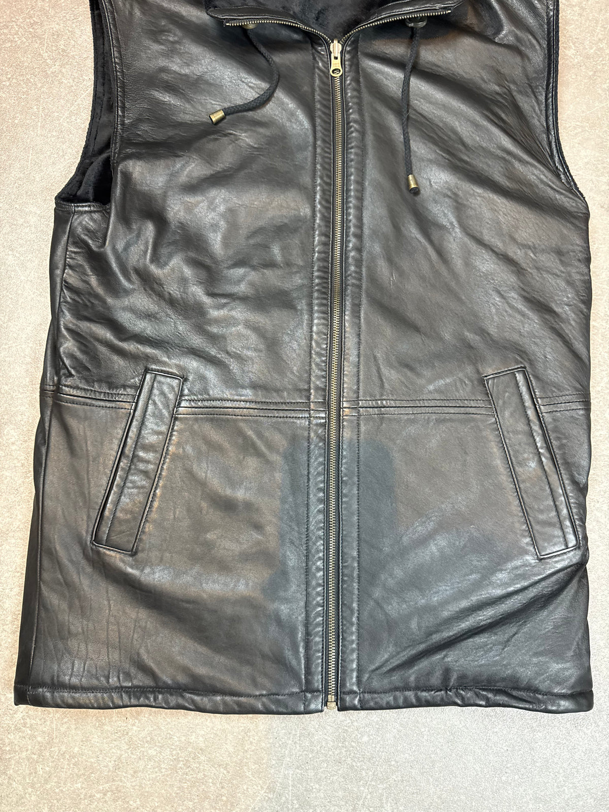 Vintage Herren Lederweste Schwarz – Echtleder gefüttert mit hohem Kragen