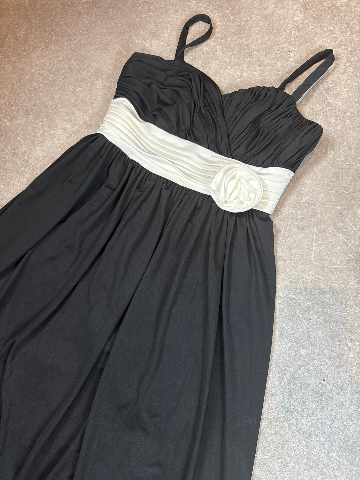 Vintage Damen Abendkleid Schwarz Weiß – Langes Ballkleid mit Stoffrose