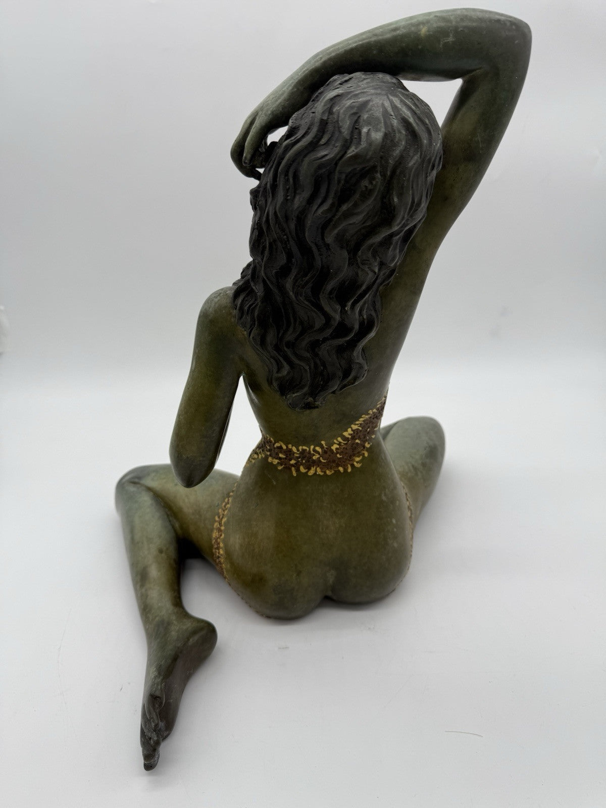 GROßE SITZENDE BRONZE-FRAU, 2-FARBIGE PATINA AUSGEFALLEN 42cm