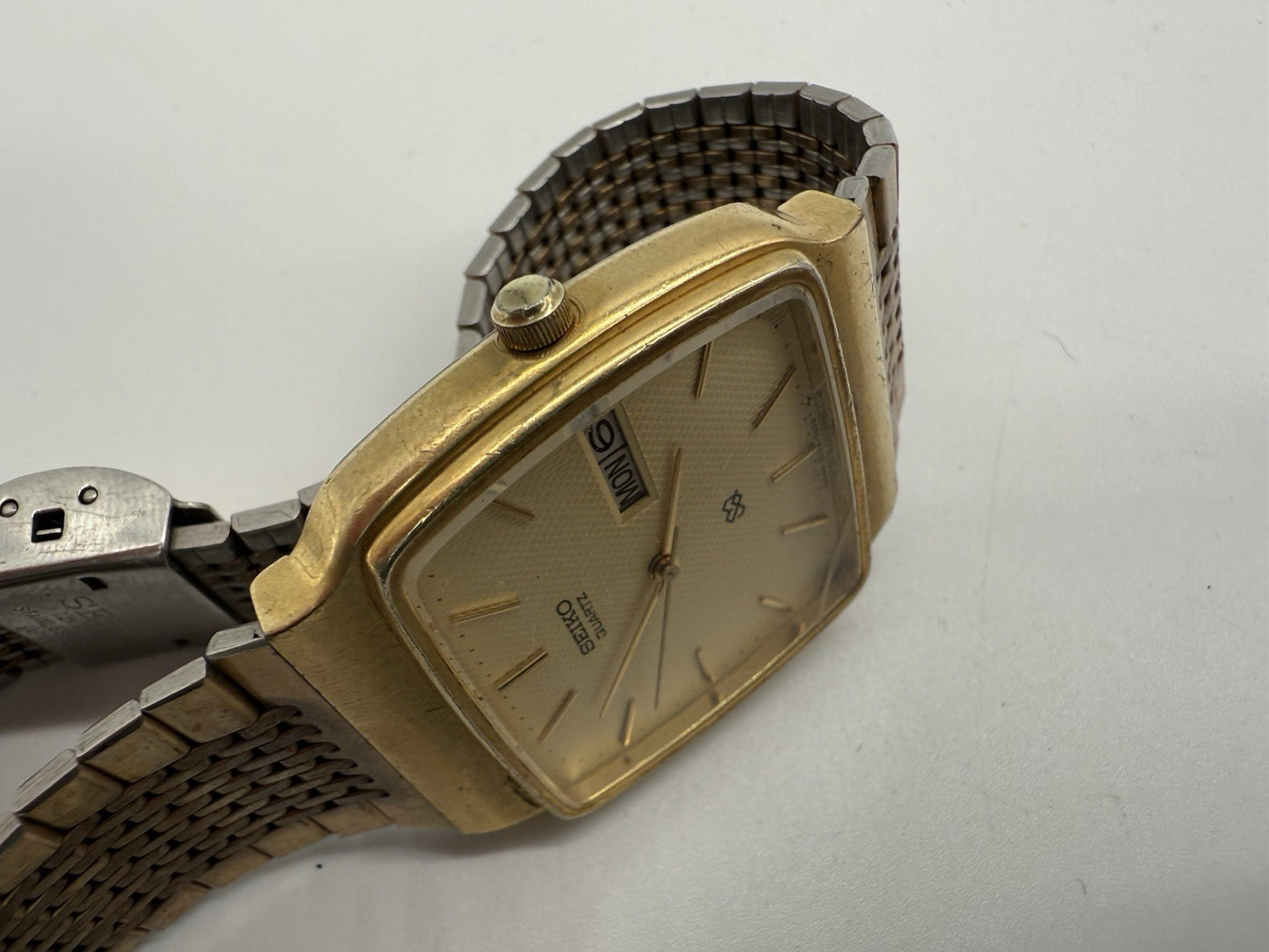 SEIKO VINTAGE GOLD-TONE DAY-DATE QUARTZ NEUE BATTERIE