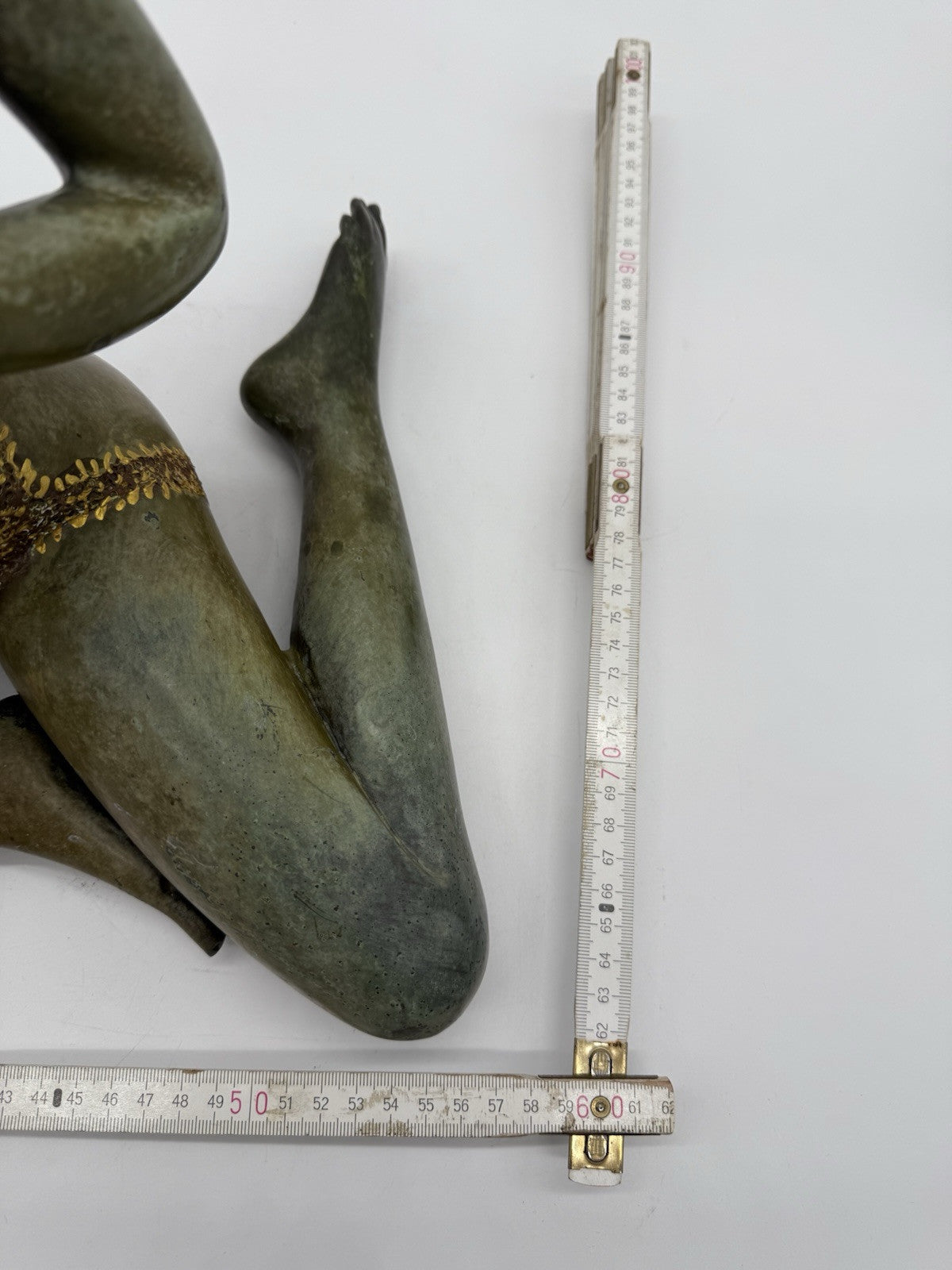GROßE SITZENDE BRONZE-FRAU, 2-FARBIGE PATINA AUSGEFALLEN 42cm