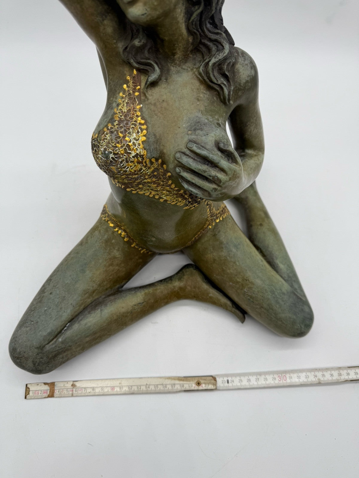 GROßE SITZENDE BRONZE-FRAU, 2-FARBIGE PATINA AUSGEFALLEN 42cm