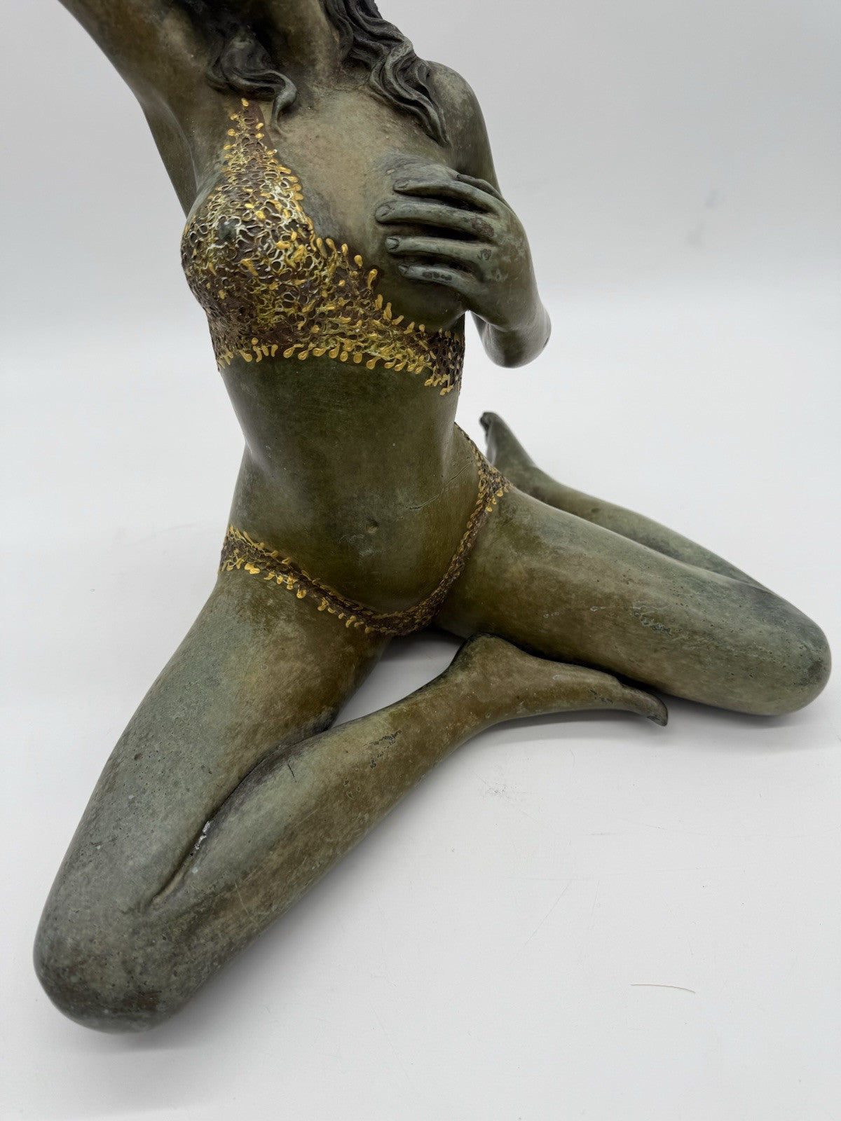 GROßE SITZENDE BRONZE-FRAU, 2-FARBIGE PATINA AUSGEFALLEN 42cm