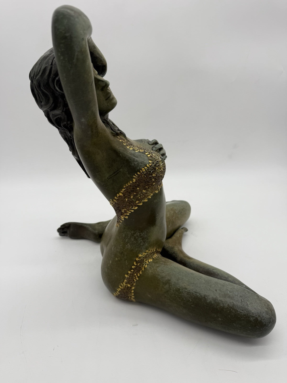 GROßE SITZENDE BRONZE-FRAU, 2-FARBIGE PATINA AUSGEFALLEN 42cm