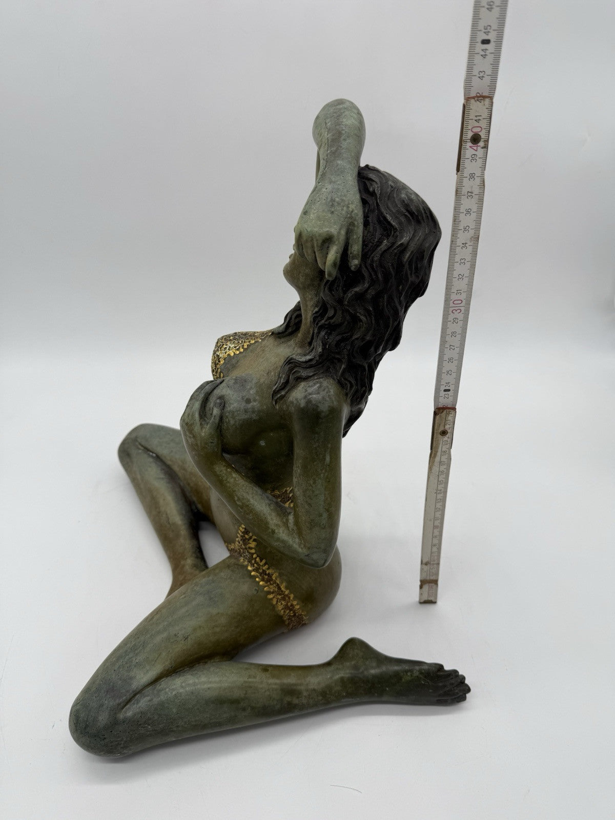 GROßE SITZENDE BRONZE-FRAU, 2-FARBIGE PATINA AUSGEFALLEN 42cm