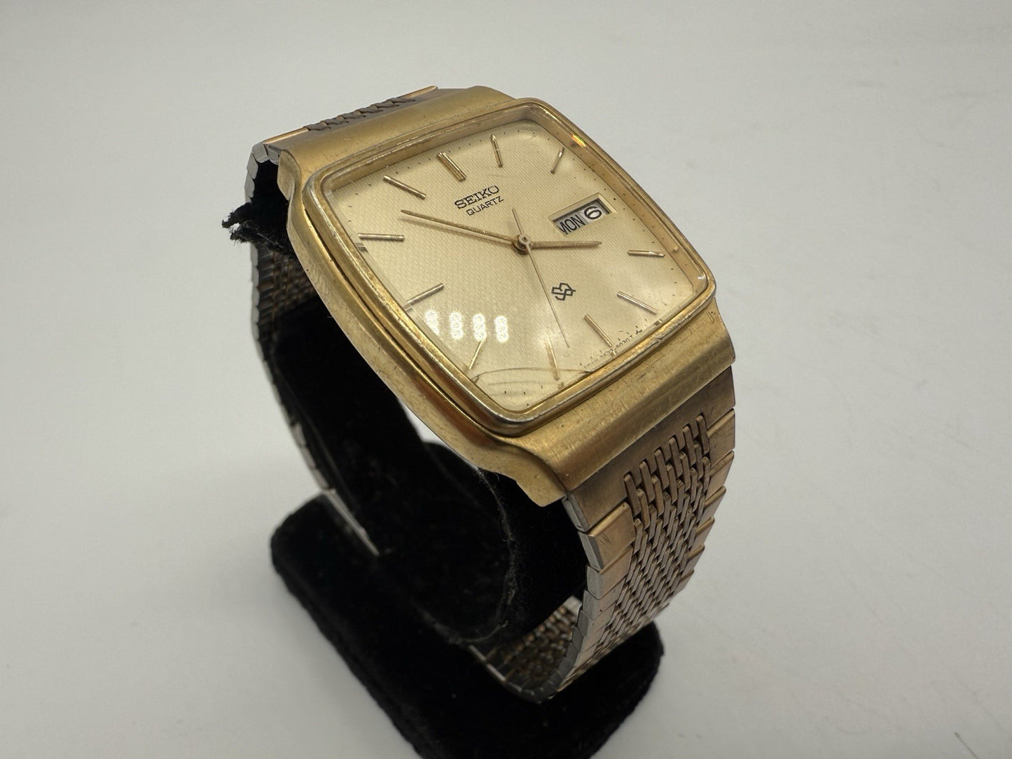 SEIKO VINTAGE GOLD-TONE DAY-DATE QUARTZ NEUE BATTERIE