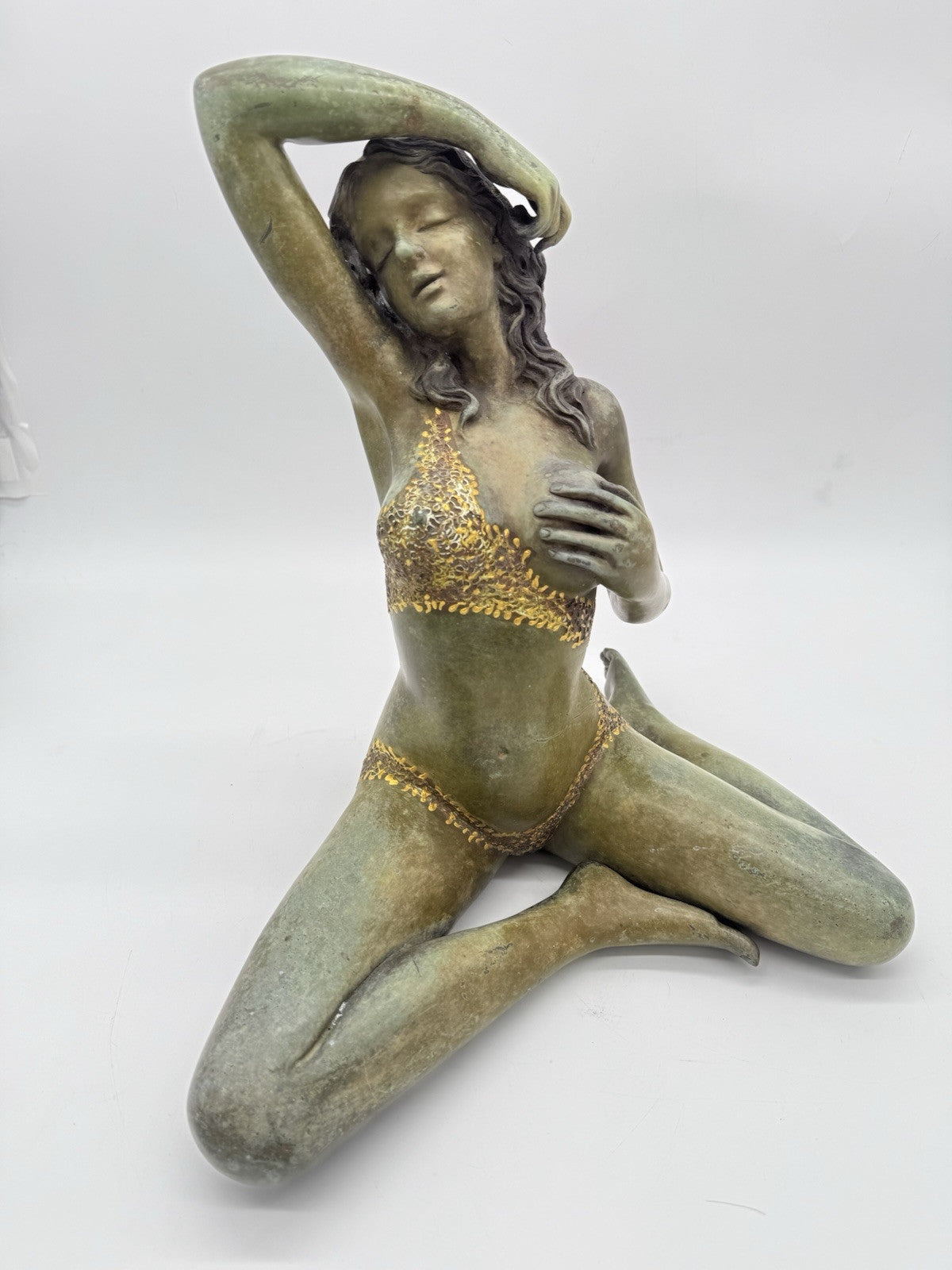 GROßE SITZENDE BRONZE-FRAU, 2-FARBIGE PATINA AUSGEFALLEN 42cm