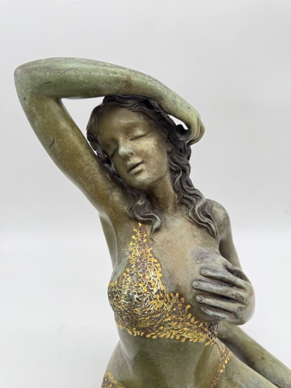 GROßE SITZENDE BRONZE-FRAU, 2-FARBIGE PATINA AUSGEFALLEN 42cm