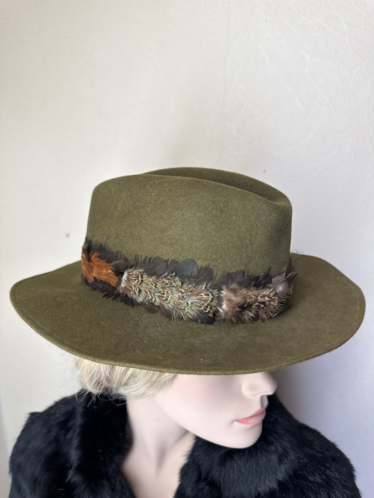Vintage Fedora Filzhut Olivgrün mit Federbesatz – Breite Krempe