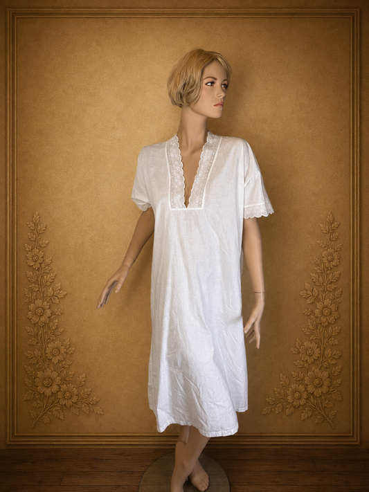 Antikes Damen Nachthemd Weiß mit Spitze & Monogramm – Vintage Unterkleid