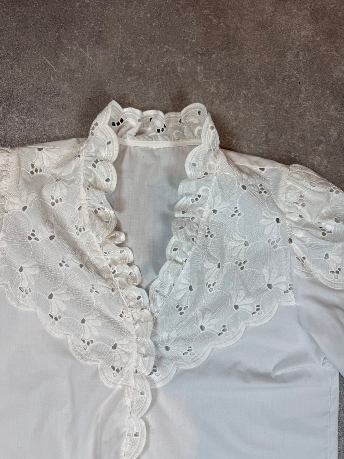 Vintage Damenbluse Weiß – Großer Spitzenkragen Lochstickerei Rüschen Romantic
