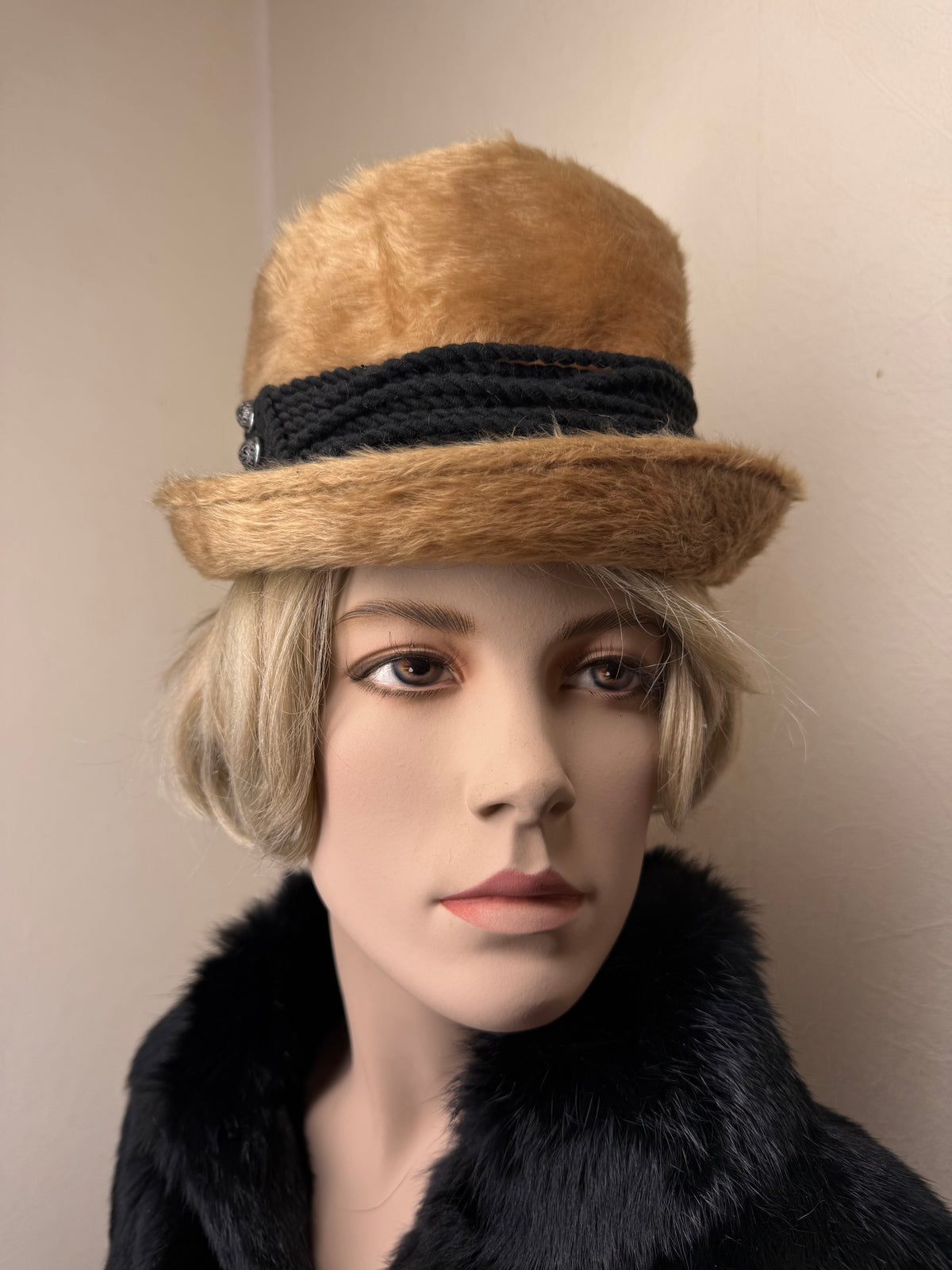 Vintage Damenhut Camel Beige – Haarfilz Hut mit schwarzer Kordel