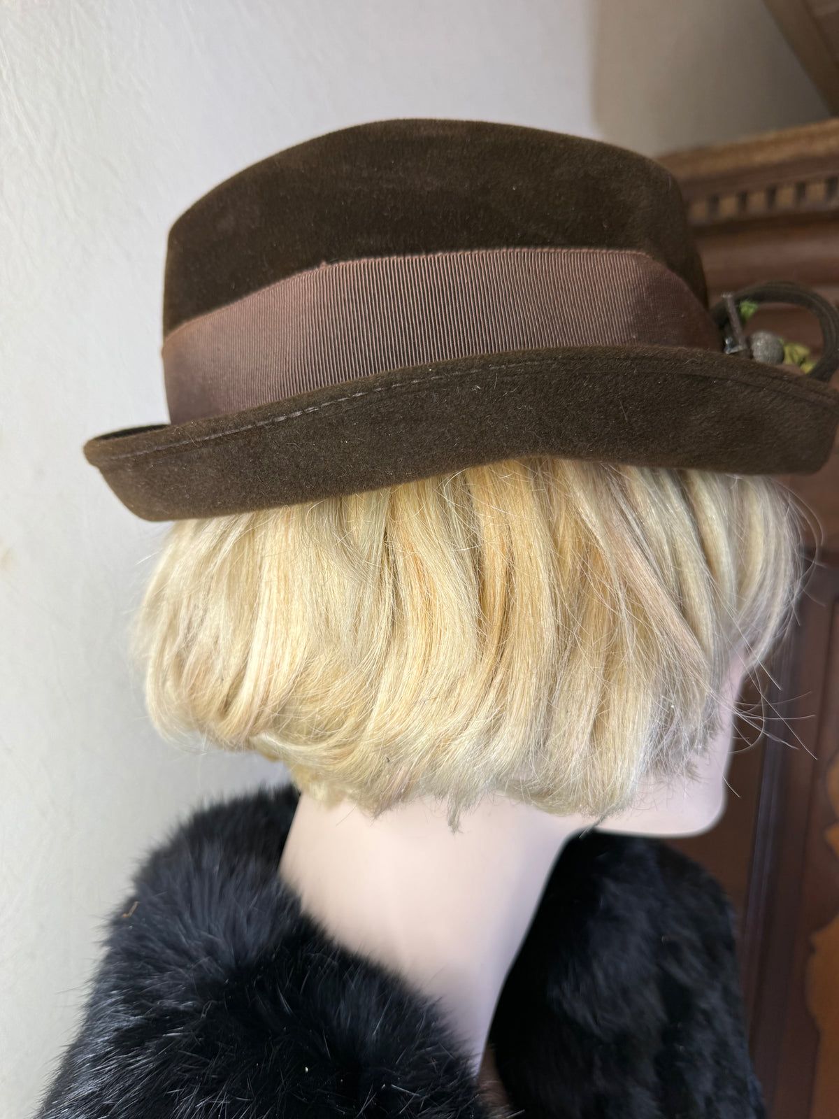 Vintage Damenhut Braun mit grüner Blüte – Klassischer Filzhut Retro