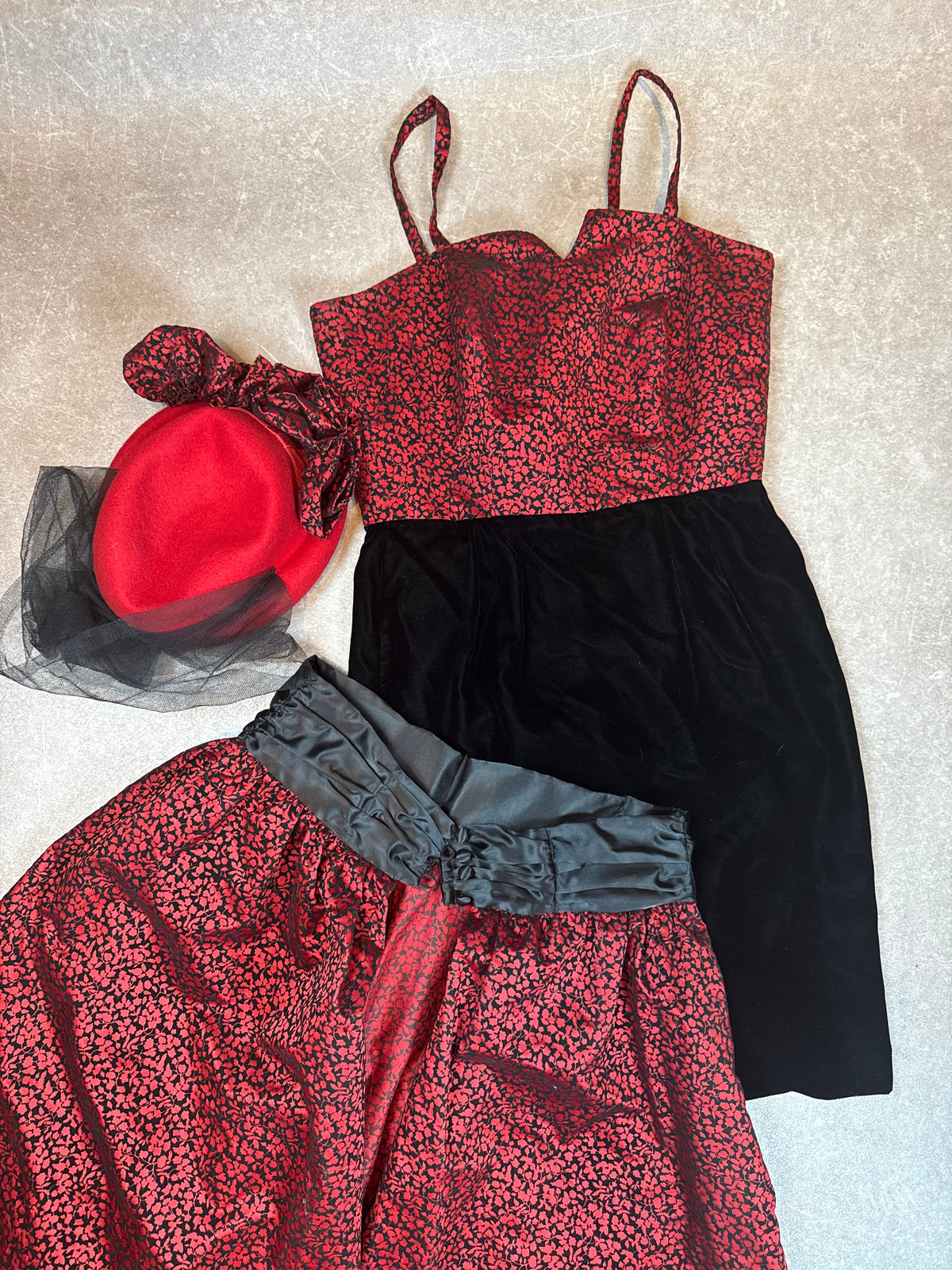 Vintage 1980er Damen Ensemble Made in West Germany – Samt Kleid, Rock & Hut Rot Schwarz