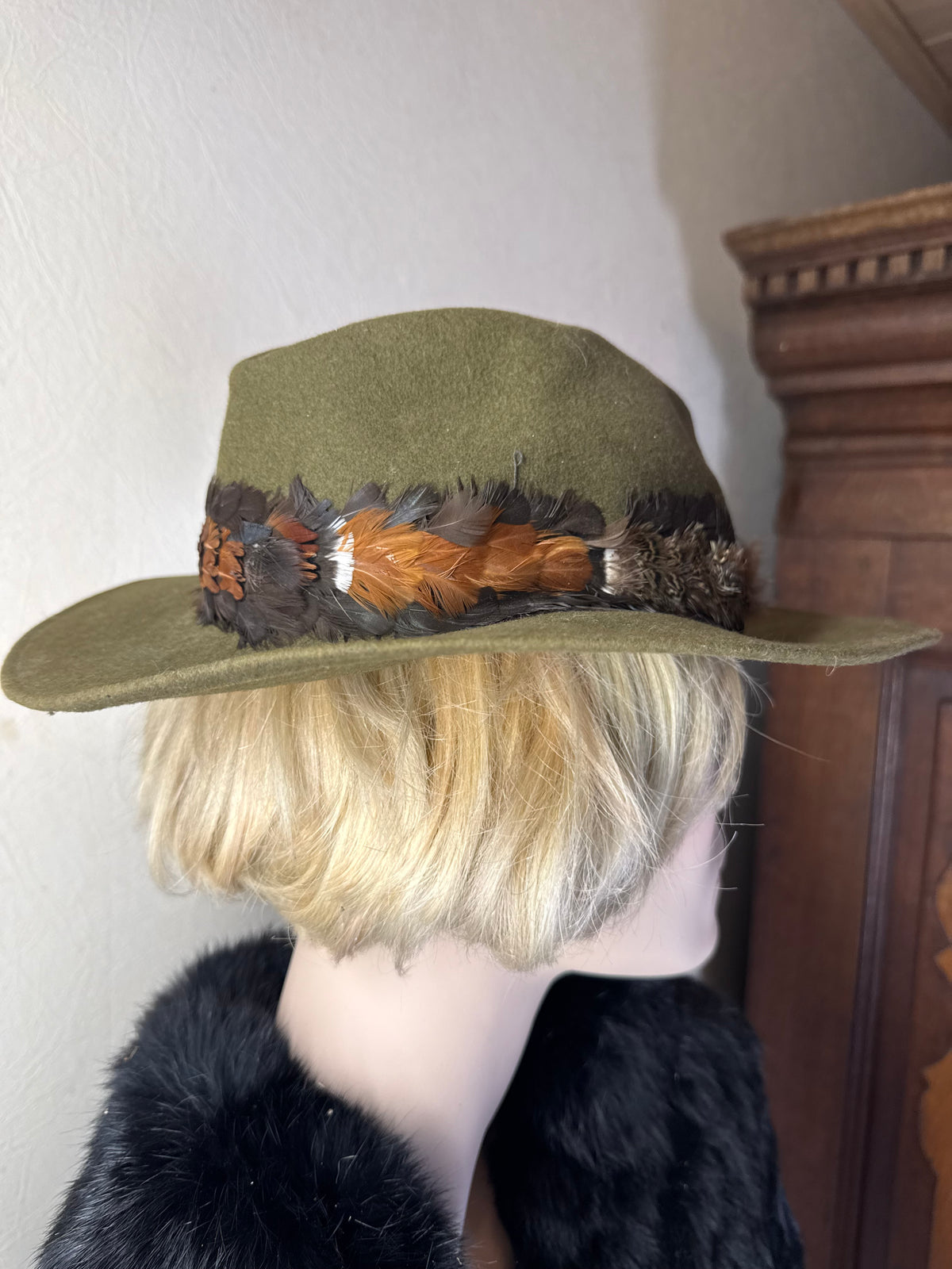 Vintage Fedora Filzhut Olivgrün mit Federbesatz – Breite Krempe