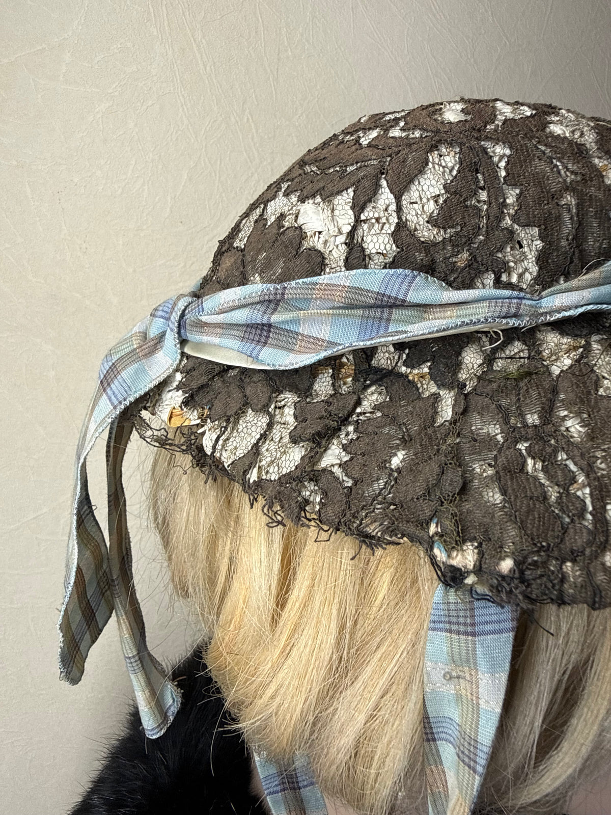 Historischer Vintage Damen Spitzenhut – Strohgeflecht, breite Krempe & Bindebänder