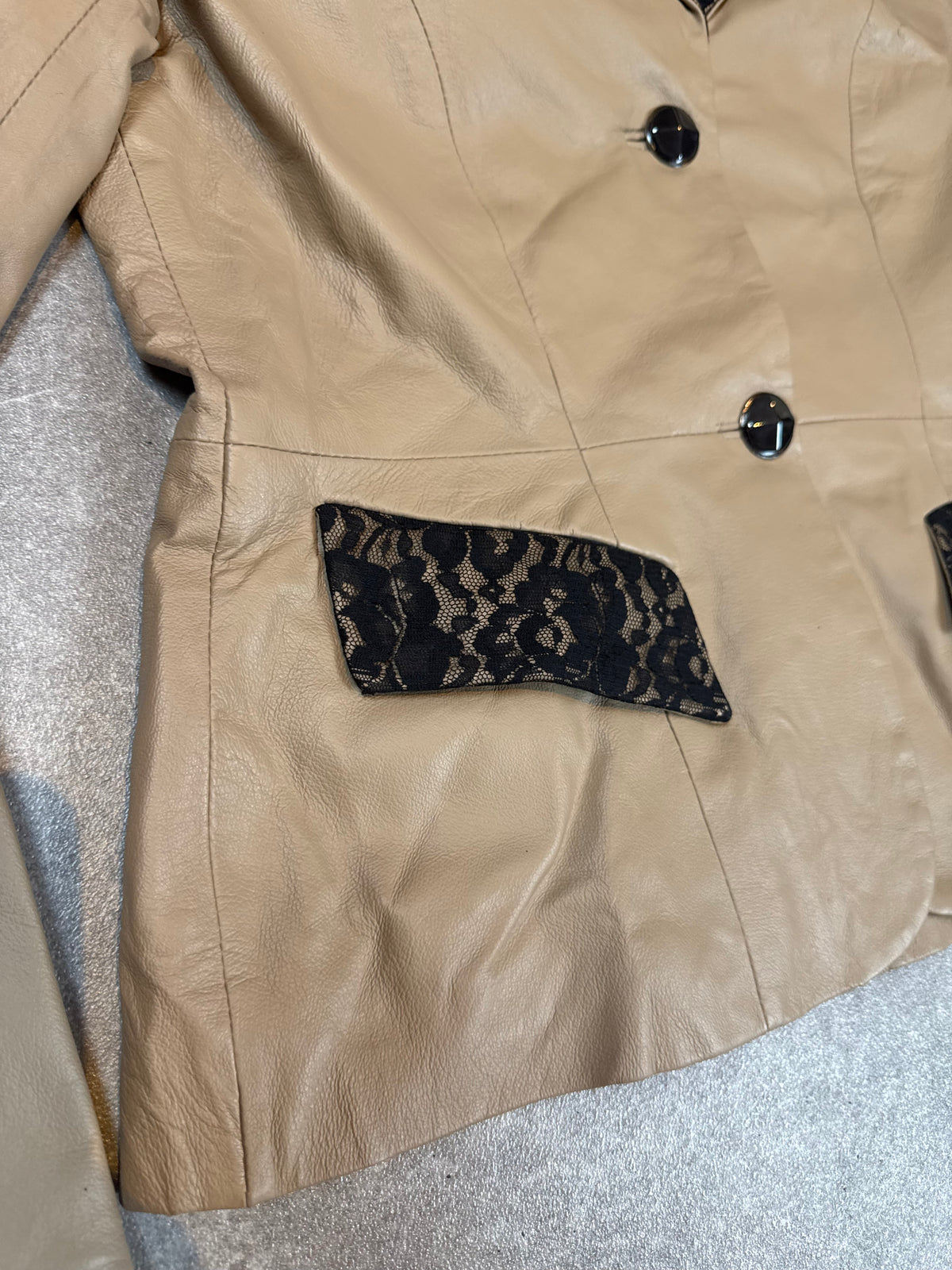 Sarah Kern Lederjacke Beige Spitze Damen Echtleder Blazer 90er Y2K Gr. 36