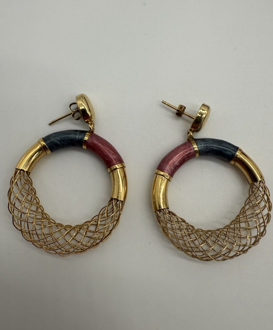 DESIGN-CREOLEN AUS 750 GOLD (18K) EMAILLE & GOLDGEFLECHT