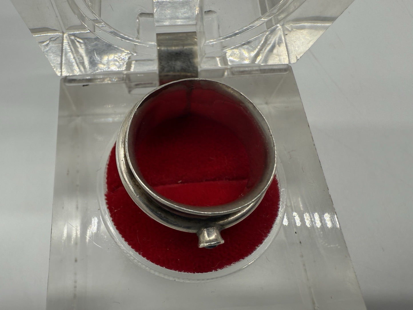 HANDGEFERTIGTER SPINNER-RING MIT BLAUEM STEIN, SILBER? SAPHIR? GR.52