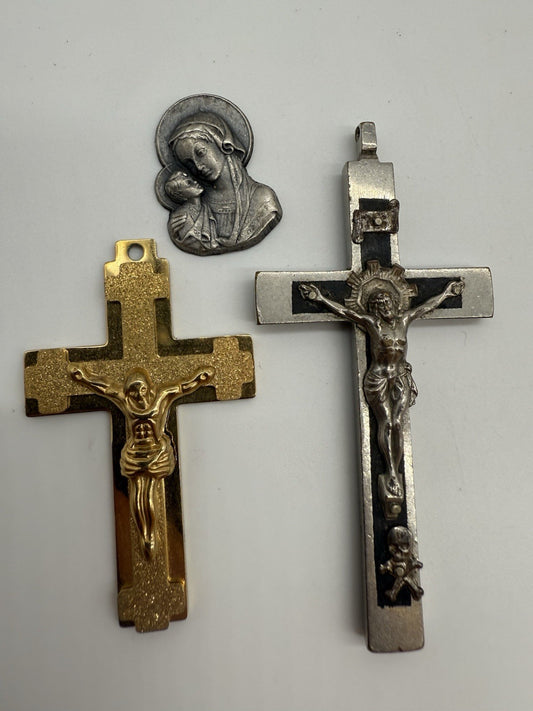 KONVOLUT CHRISTLICHE ANHÄNGER - KREUZ MIT JESUS & MARIA MEDAILLE