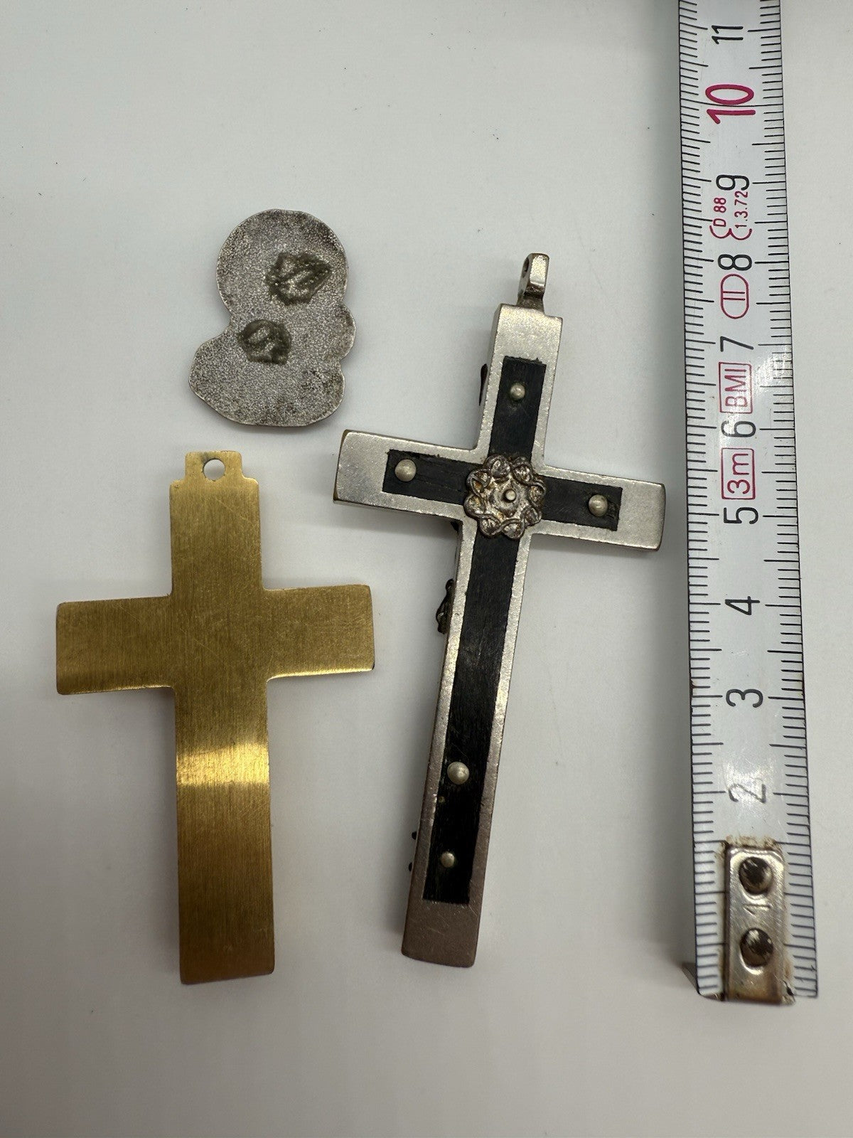 KONVOLUT CHRISTLICHE ANHÄNGER - KREUZ MIT JESUS & MARIA MEDAILLE