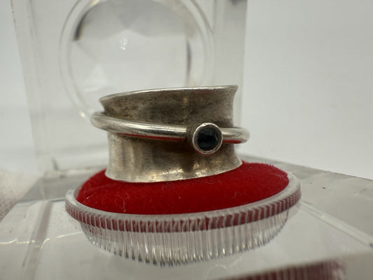 HANDGEFERTIGTER SPINNER-RING MIT BLAUEM STEIN, SILBER? SAPHIR? GR.52