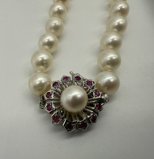 ANTIKE PERLENKETTE MIT 585er 14K GOLD VERSCHLUSS MIT RUBIN, AKOYA COLLIER