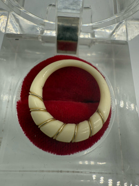 VINTAGE GESCHNITZER KNOCHEN RING MIT GOLD DRAHT GR.52