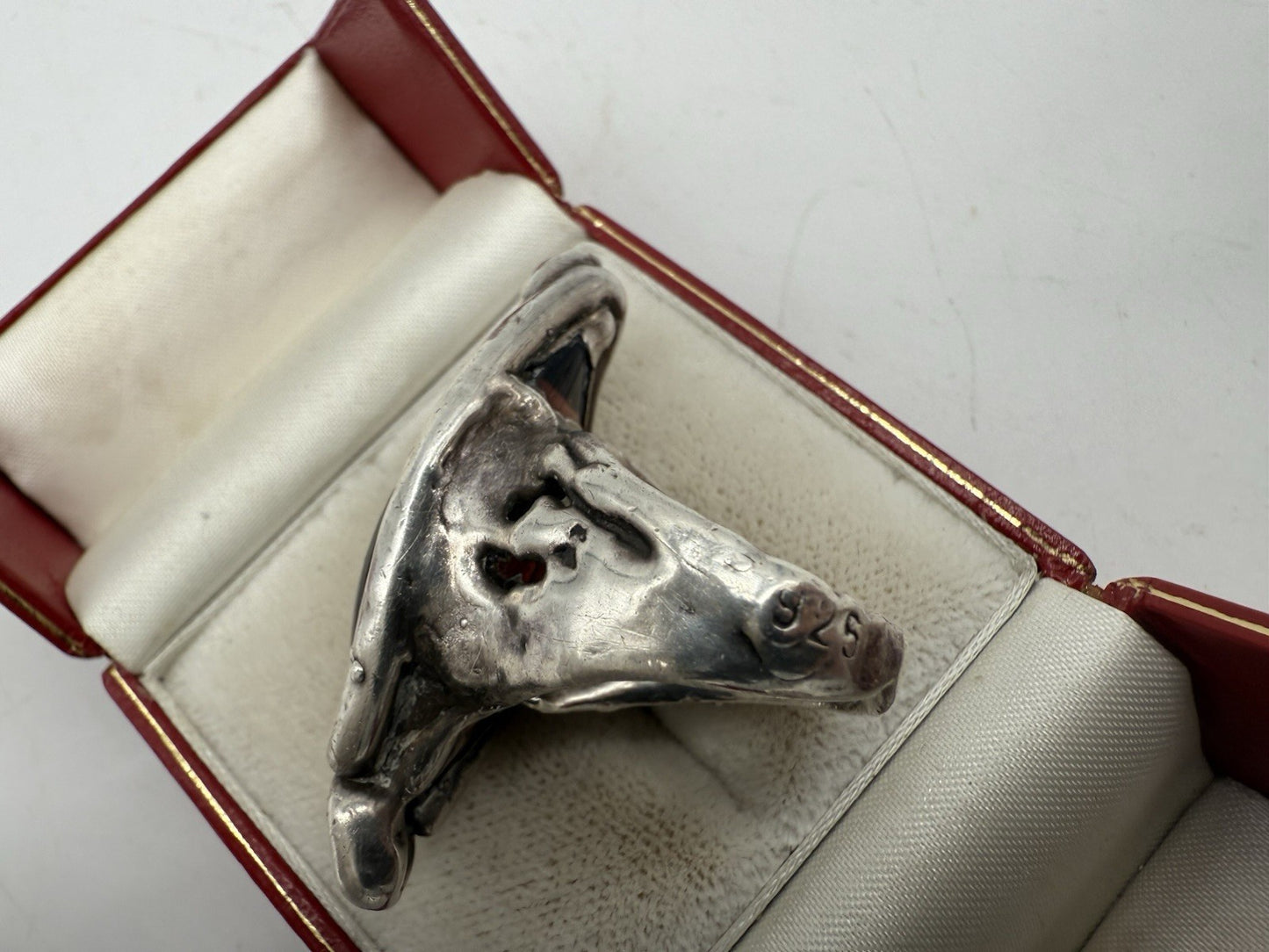 VINTAGE 925 SILBER RING GOTHIC STIL MIT GROßEM DUNKELROTEN STEIN GR.56