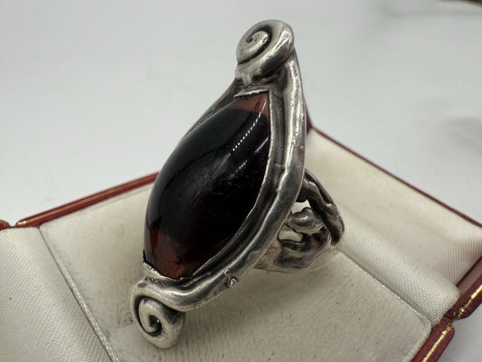 VINTAGE 925 SILBER RING GOTHIC STIL MIT GROßEM DUNKELROTEN STEIN GR.56
