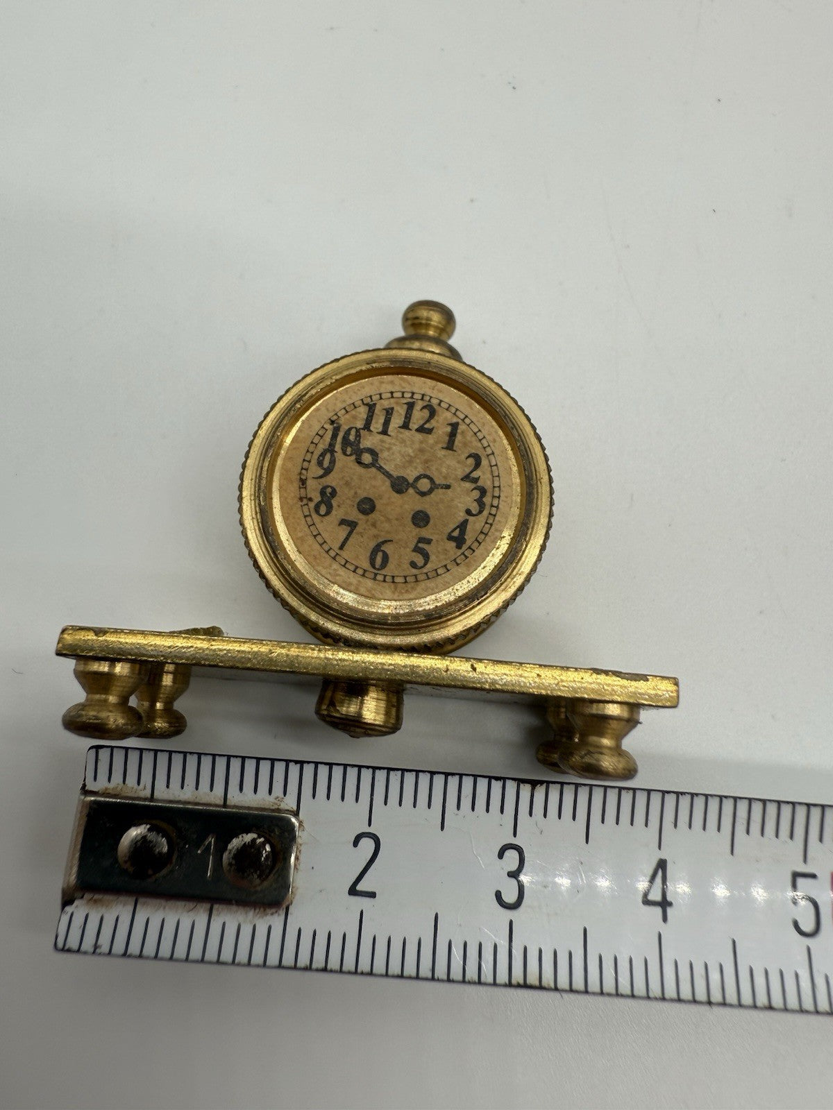MINIATUR VINTAGE PUPPENSTUBENUHR - GOLDENE MESSINGUHR SAMMLER ORNAMENT
