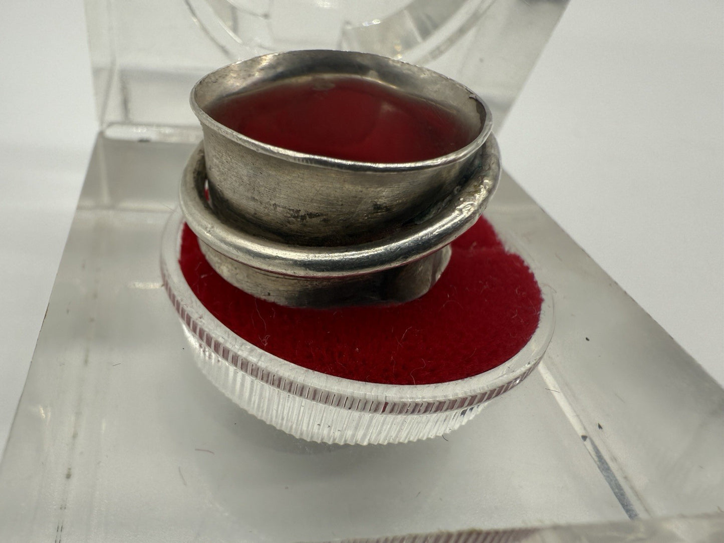 HANDGEFERTIGTER SPINNER-RING MIT BLAUEM STEIN, SILBER? SAPHIR? GR.52