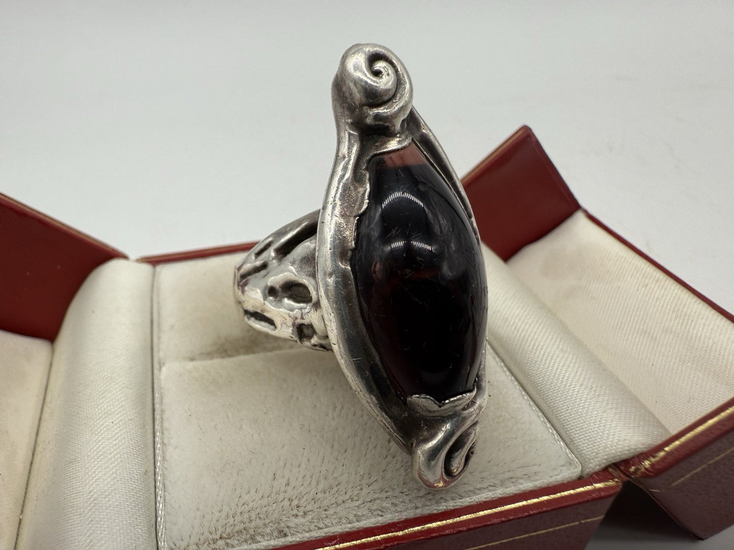VINTAGE 925 SILBER RING GOTHIC STIL MIT GROßEM DUNKELROTEN STEIN GR.56