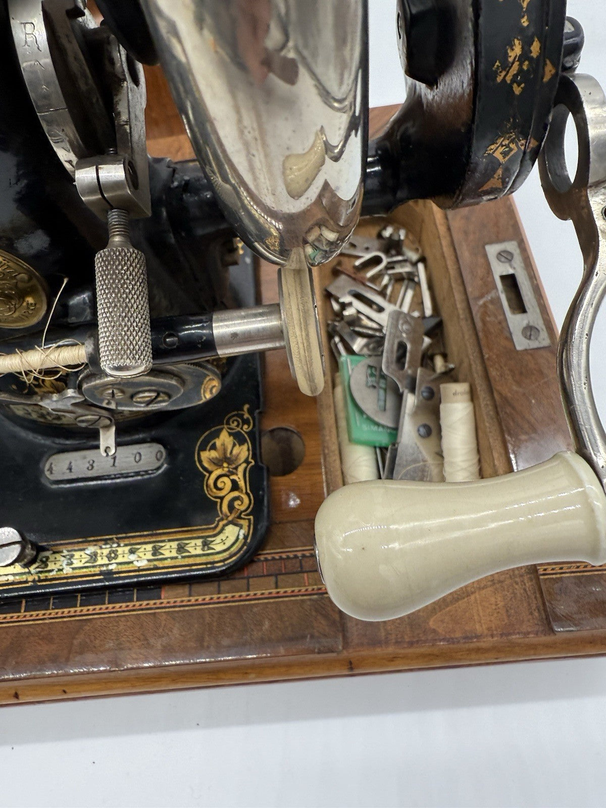 ANTIKE SINGER HANDKURBEL FRÜHE NÄHMASCHINE MIT KOFFER & ZUBEHÖR