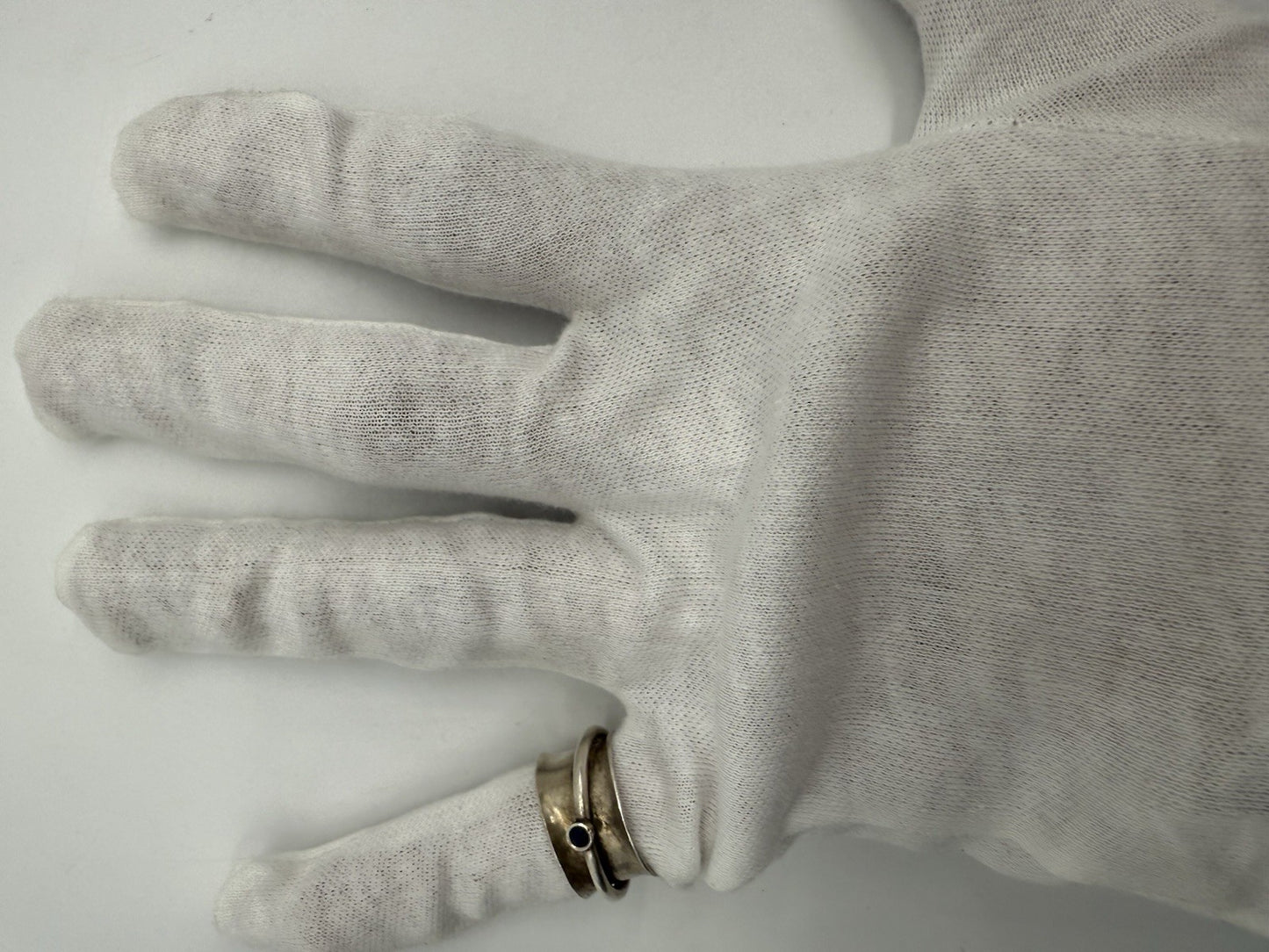 HANDGEFERTIGTER SPINNER-RING MIT BLAUEM STEIN, SILBER? SAPHIR? GR.52