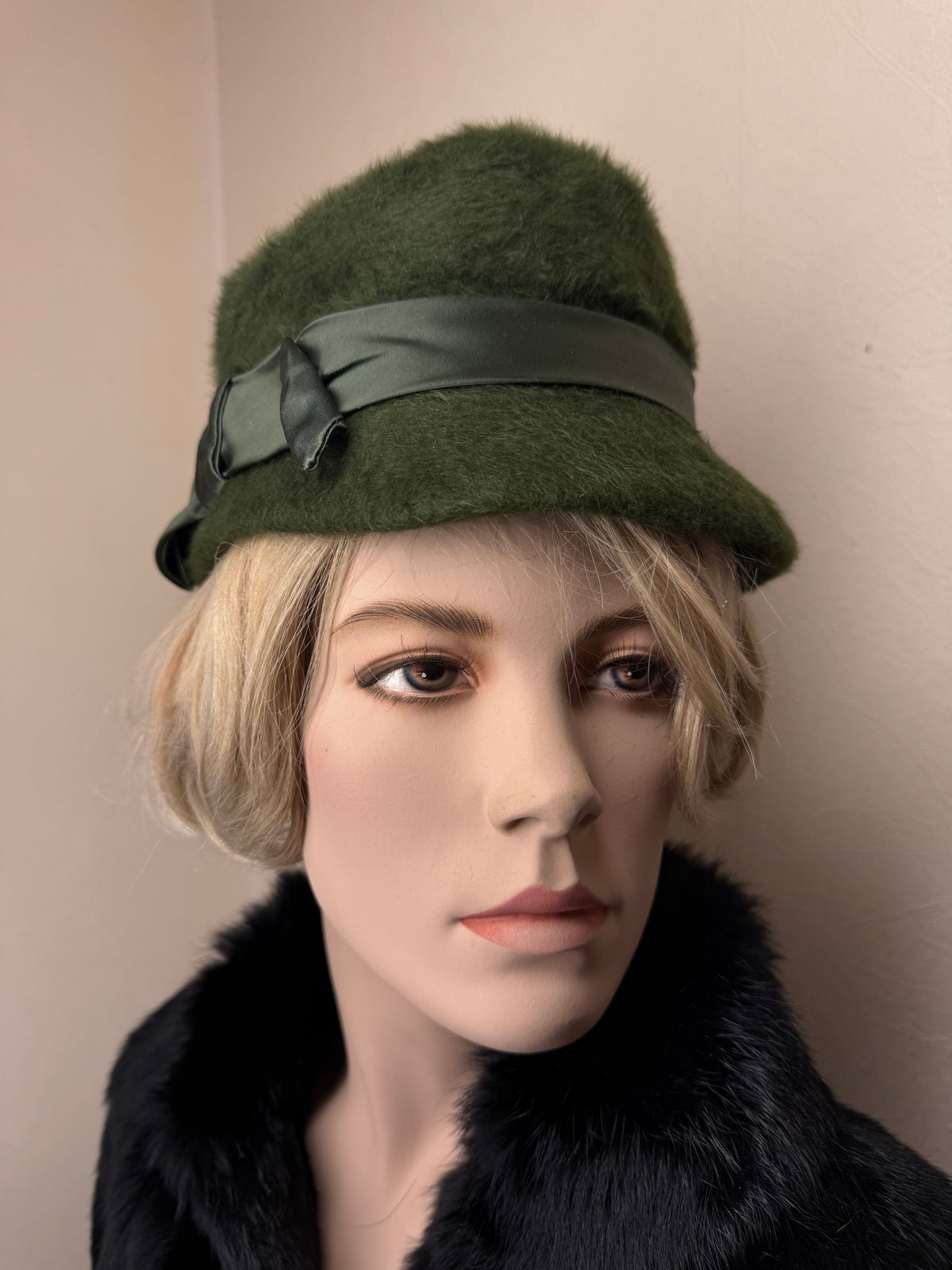 Vintage Damenhut Olivgrün – Haarfilz Hut mit Schleifenband Retro