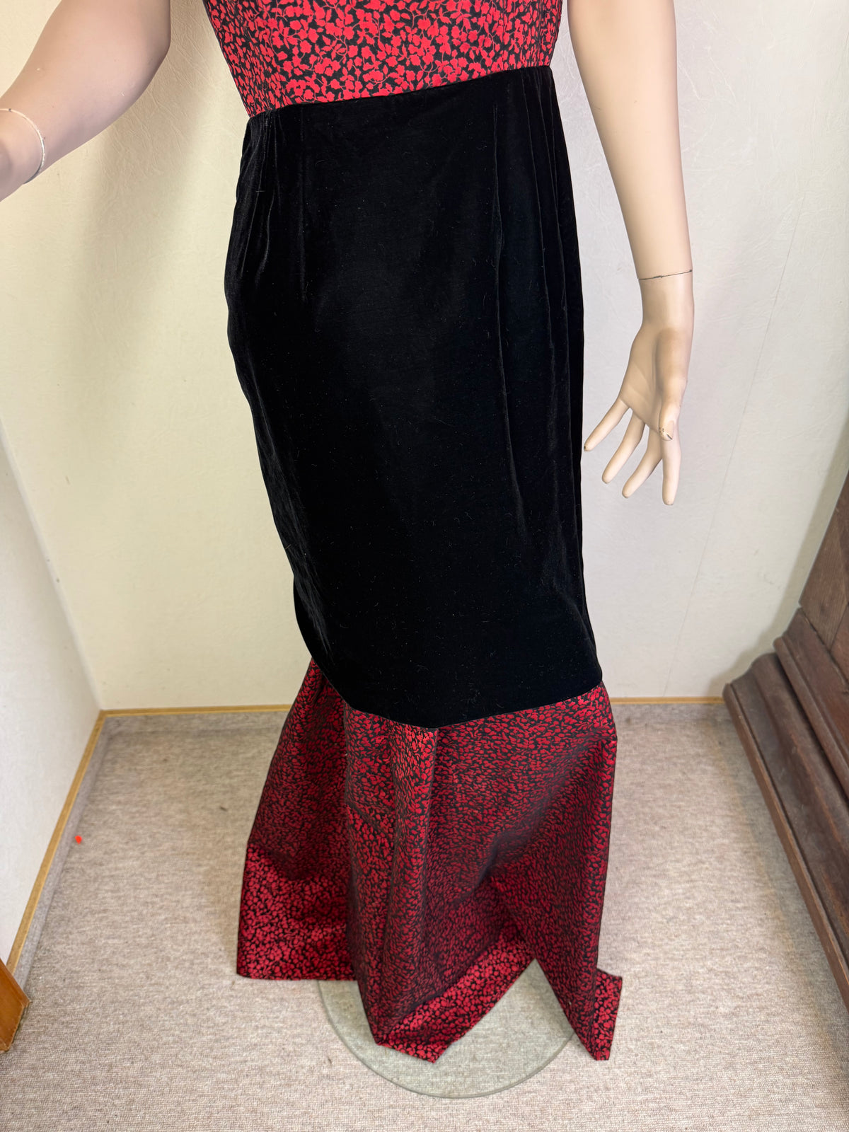 Vintage 80s Damen Maxikleid Schwarz – Rosenstickerei Rot Gold – Ärmelloses Abendkleid