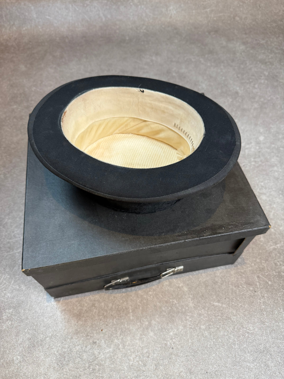 Antiker schwarzer Zylinder Top Hat Seidenzylinder Herren Hut mit Hutkoffer Vintage