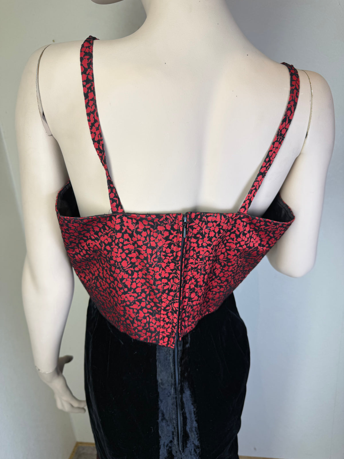Vintage 1980er Damen Ensemble Made in West Germany – Samt Kleid, Rock & Hut Rot Schwarz