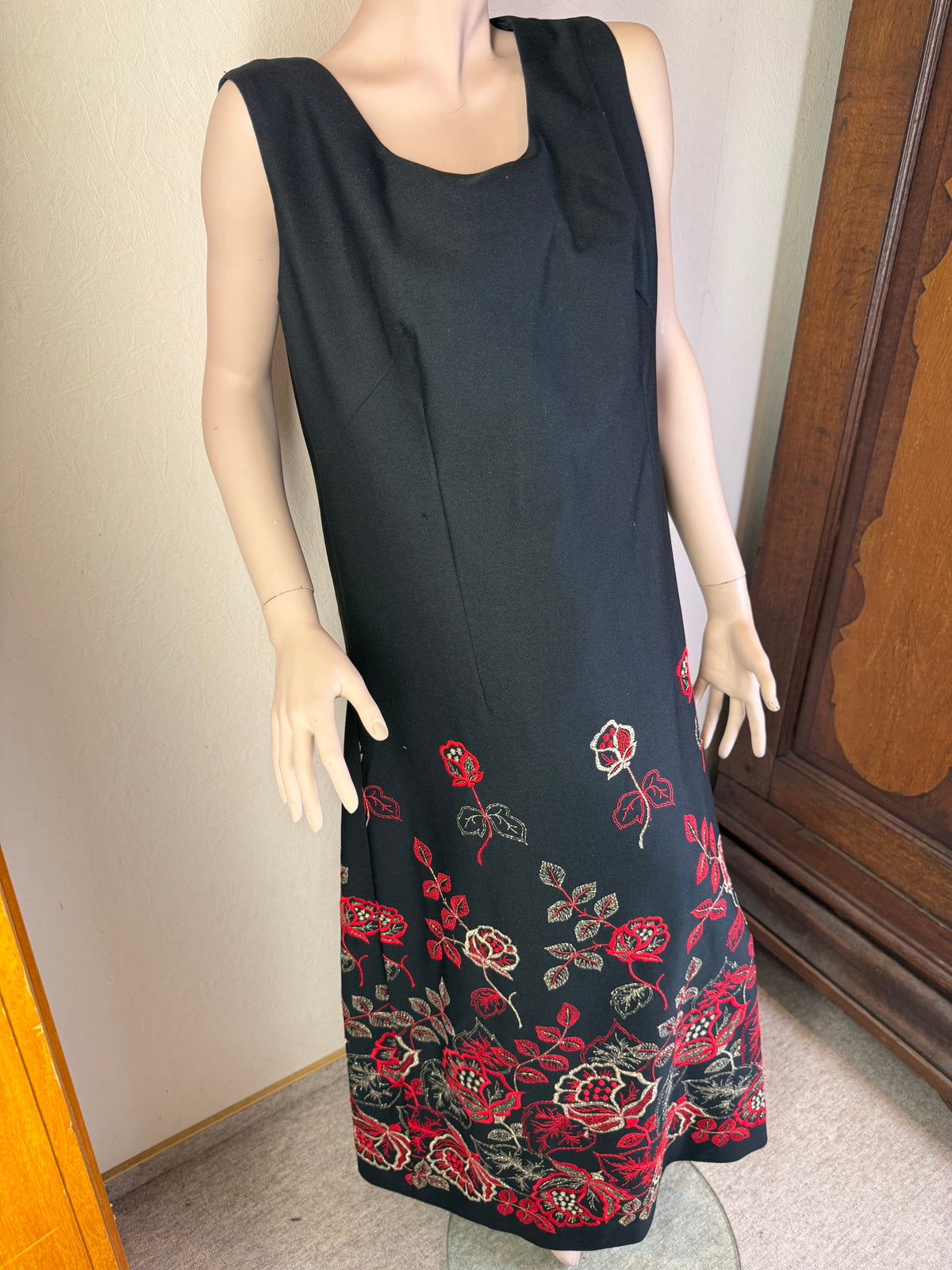 Vintage 80s Damen Maxikleid Schwarz – Rosenstickerei Rot Gold – Ärmelloses Abendkleid