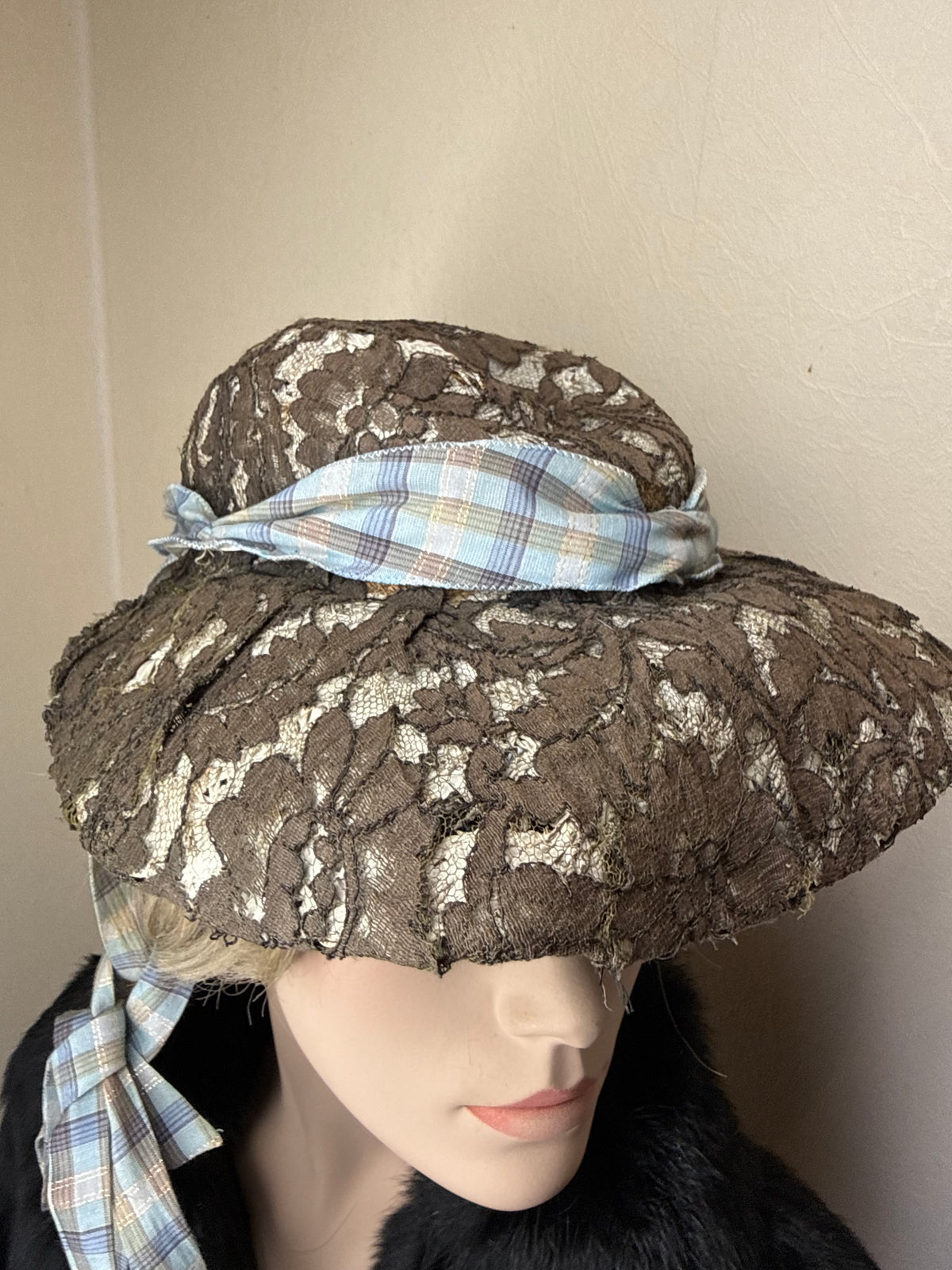 Historischer Vintage Damen Spitzenhut – Strohgeflecht, breite Krempe & Bindebänder