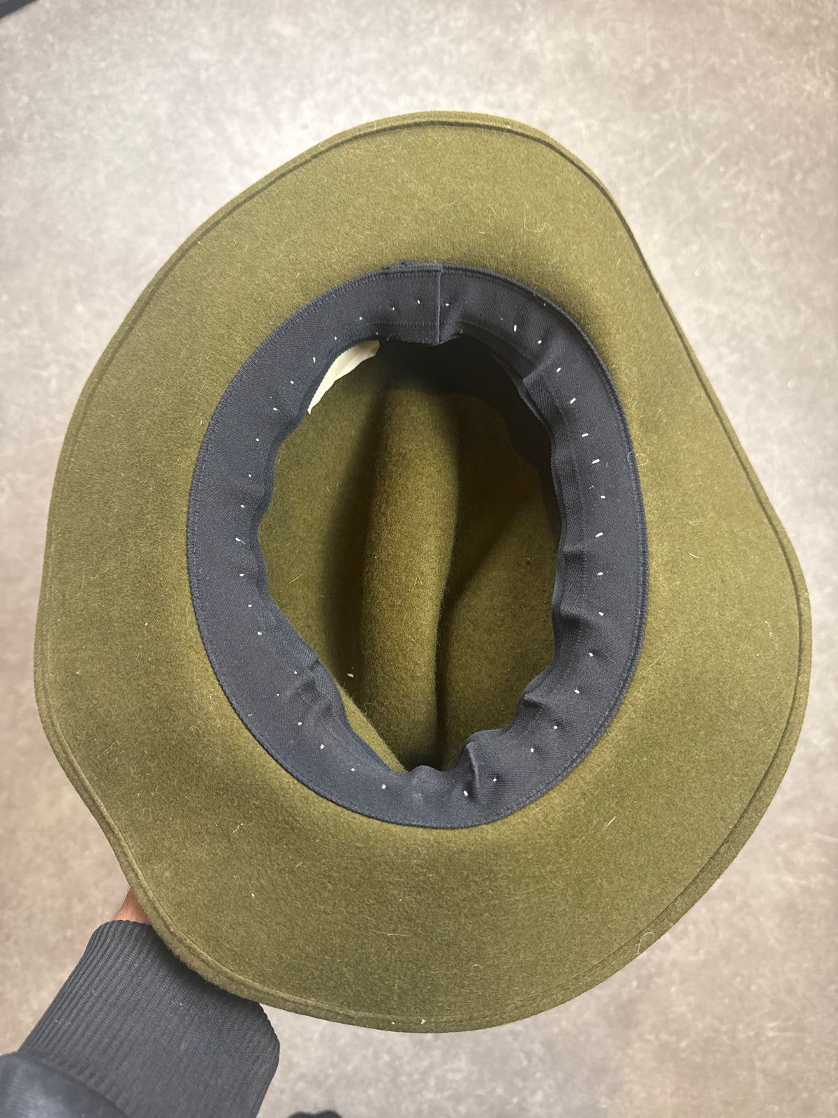Vintage Fedora Filzhut Olivgrün mit Federbesatz – Breite Krempe