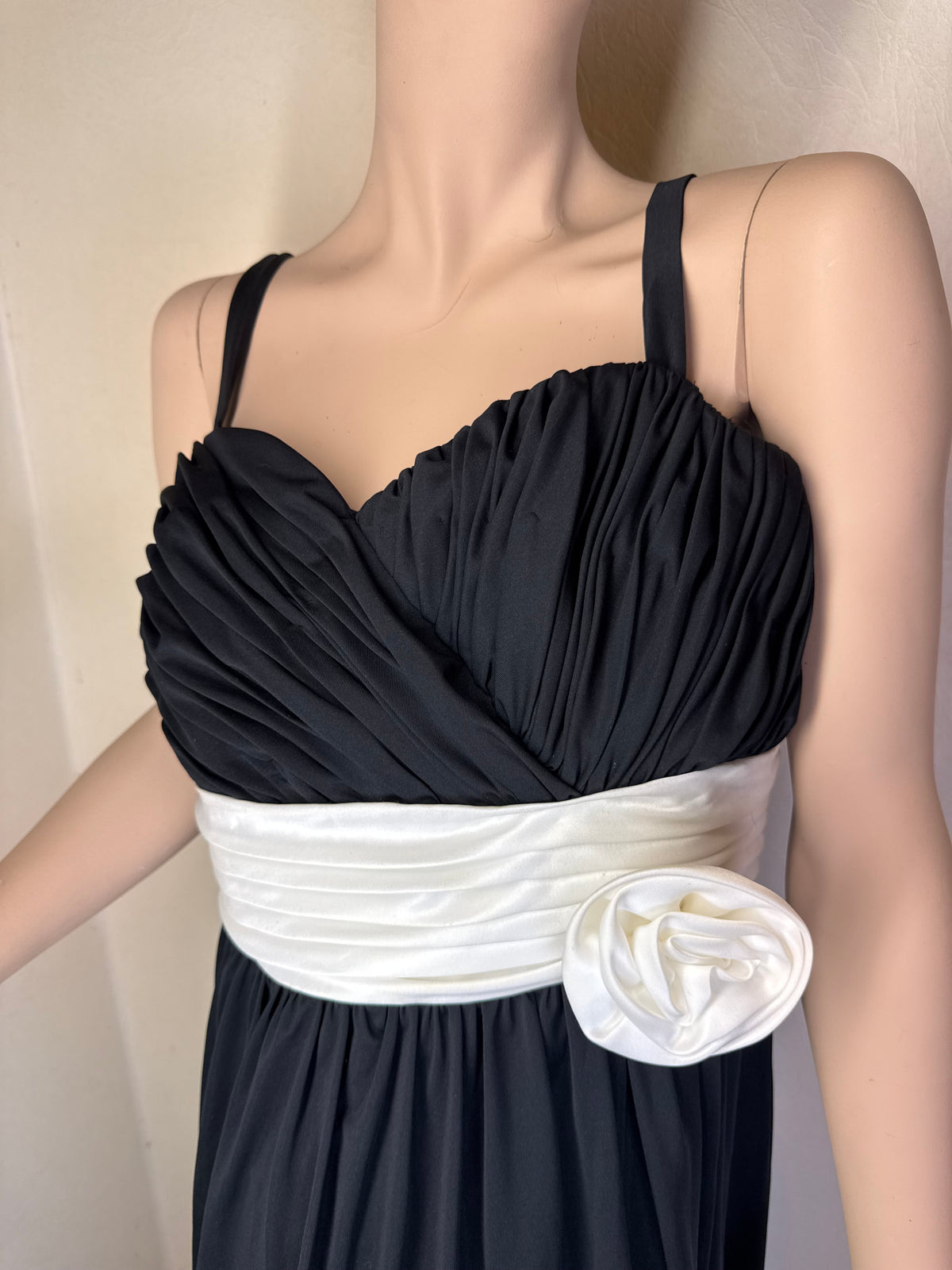 Vintage Damen Abendkleid Schwarz Weiß – Langes Ballkleid mit Stoffrose