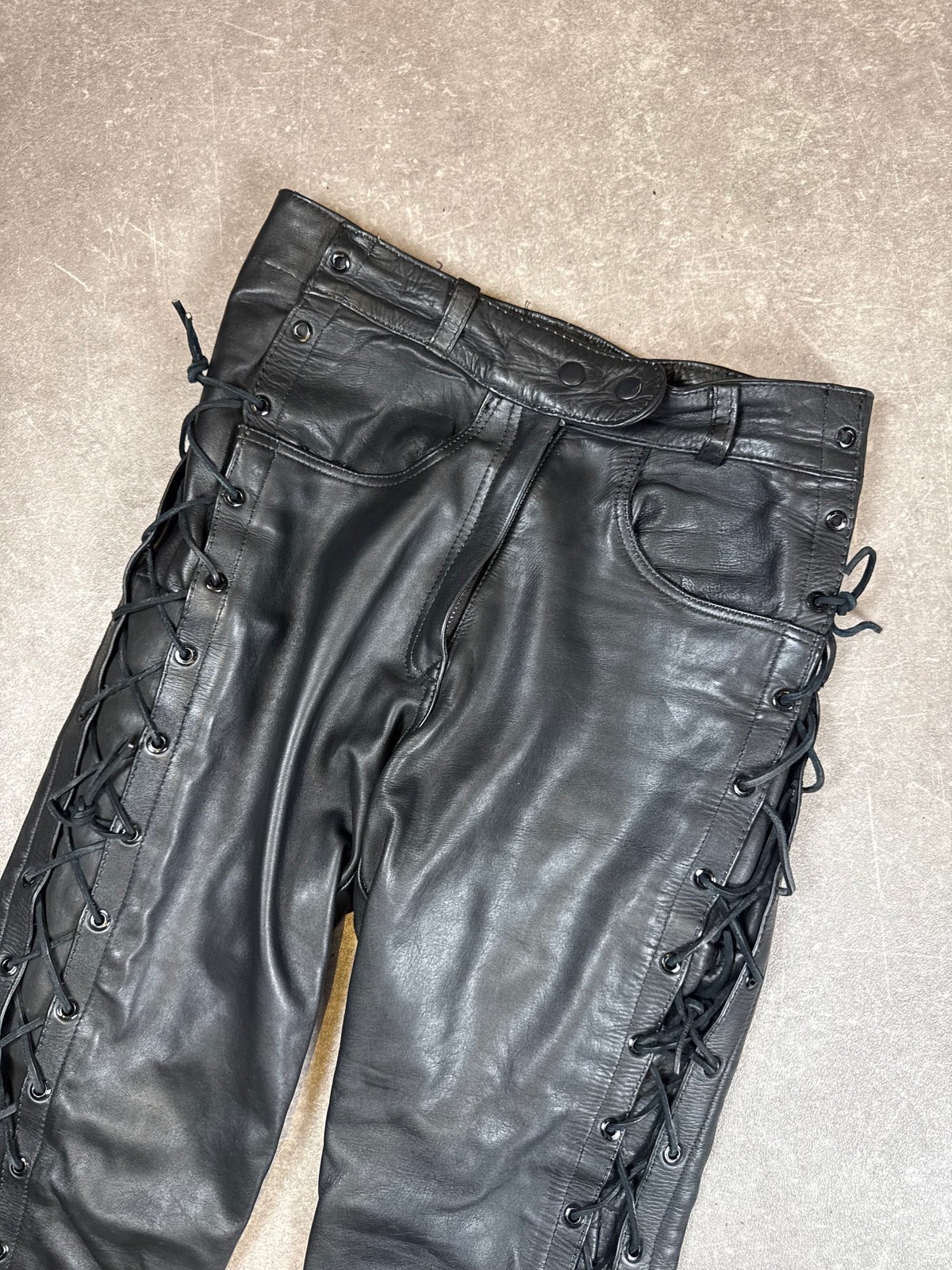 Vintage Genuine Leather Lederhose Schwarz Gr. 40 – Biker Hose mit seitlicher Schnürung